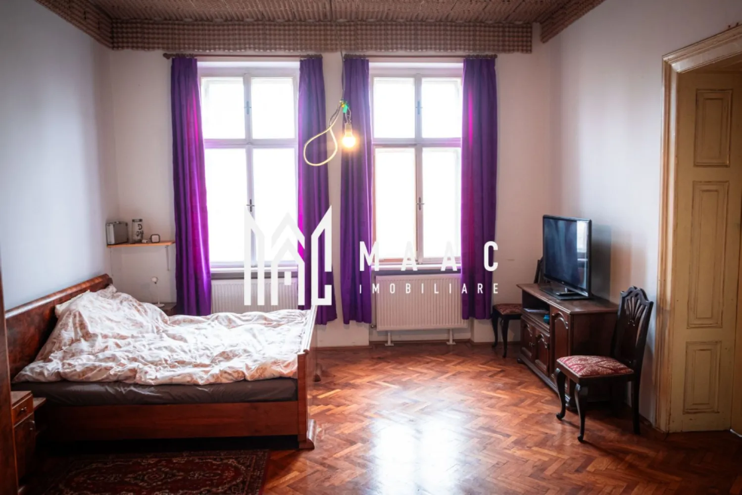 Apartament la Vila | 3 Camere | 150MPU | Parcare privata - MAAC Imobiliare vă propune spre vânzare un apartament spațios situat într-o casă,in zona de Piata Habermann , central , o proprietate rară prin dimensiuni, arhitectură și potențialul pe care îl oferă.

Apartamentul este amplasat la etajul unei case solide din cărămidă, având o suprafață totală de aproximativ 150 mp, cu încăperi foarte generoase și tavane înalte de 3,65 m, caracteristice construcțiilor de calitate. Pereții interiori au o grosime de aproximativ 60 cm, oferind izolație fonică și termică excelentă.

Compartimentare

3 camere foarte spațioase (29 mp, 35 mp și 29 mp)

Bucătărie generoasă – 23 mp

2 băi – fiecare de aproximativ 8 mp

Hol – 8 mp

Terasă – 13 mp

Spații și beneficii suplimentare

Garaj propriu de 20 mp

Intrare separată cu poartă proprie, independentă față de ceilalți vecini

Pivniță compusă din două boxe (19 mp și 14 mp) plus spațiu suplimentar

Pod generos cu suprafață de aproximativ 210 mp (amprenta casei), la care se aplică cota parte aferentă proprietății

Curte și teren

Imobilul este amplasat pe un teren total de 1.327 mp, iar apartamentul beneficiază de o cotă parte de 5/14 din proprietate, aplicabilă la curte, pod și pivniță.

Caracteristici ale construcției

Construcție integrală din cărămidă

Tavane înalte – 3,65 m

Uși interioare din lemn masiv, duble, cu înălțime de aproximativ 2,40 m

Spații mari, luminoase și bine proporționate

Această proprietate se remarcă prin dimensiuni rare pentru un apartament la casă, arhitectură solidă și multiple posibilități de valorificare: locuință de familie, sediu reprezentativ sau investiție imobiliară.

Instalatia electrica, sanitara , gaz schimbate in urma cu 6 ani .

Pentru a înțelege cu adevărat potențialul acestei proprietăți, vă invităm la o vizionare la fața locului, unde pot fi analizate planurile, documentația cadastrală și toate detaliile relevante.

Pentru mai multe informații și programarea unei vizionări, vă rugăm să ne contactați menționând ID: CP2962089