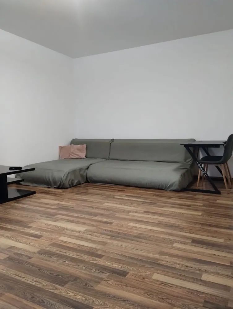 Ag BRASADAS închiriază ap 2 cam Etaj2/3 din 2010 sup. 65mp - Agenția BRASADAS închiriază apartament cu doua camere în sectorul 6, la 5 minute de statia de metrou LUJERULUI, 5 minute pana la Mall Plazza, situat la etajul 2/3 cu suprafata utila de 65mp.
Apartamentul a fost construit în anul 2010, are bucataria inchisa, balconul deschis si geam la baie.
Nu se accepta animale de companie, studenți și fumatul în apartament.