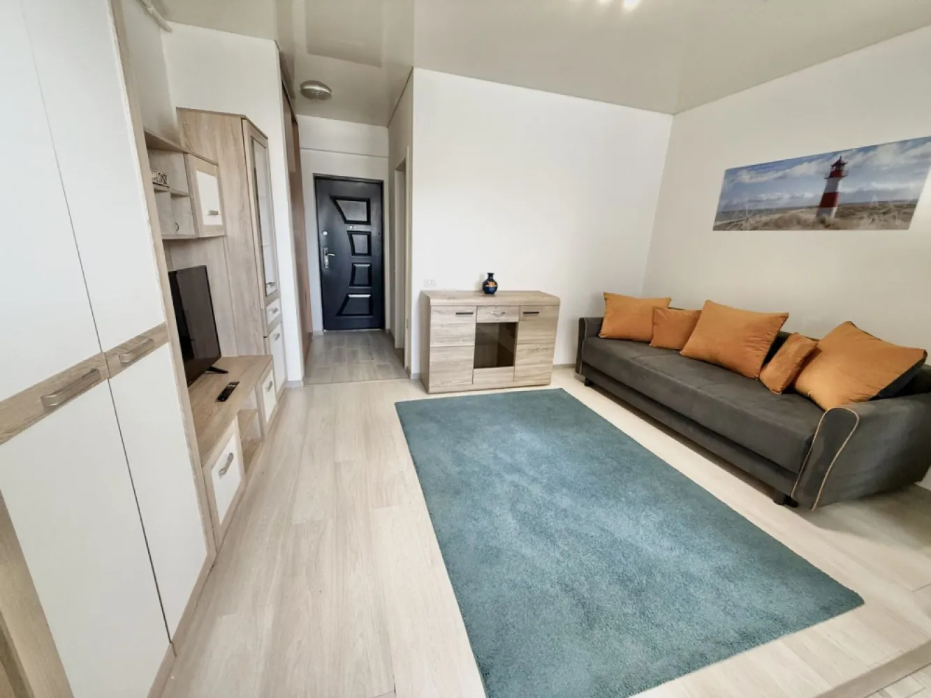 Garsoniera decomandata - Militari Pollux Residence - AGENTIE IMOBILIARA - COMISION 50%

Garsonieră de închiriat în Militari Residence – Pollux Residence

Vă propunem spre închiriere o garsonieră situată în cartierul Militari Residence, o zonă în continuă dezvoltare, apreciată pentru accesibilitate și facilități.

Locuința este ideală pentru o persoană sau un cuplu, oferind un spațiu bine compartimentat, luminos și confortabil. Garsoniera dispune de toate utilitățile necesare pentru un trai modern, fiind pregătită pentru mutare imediată.

În apropiere regăsiți magazine, supermarketuri, restaurante, farmacii, dar și acces facil către mijloacele de transport în comun, ceea ce face deplasarea rapidă către orice zonă a orașului.

Închirierea se realizează prin intermediul unei agenții imobiliare, iar la semnarea contractului se percepe un comision de 50% din valoarea primei chirii.

Pentru mai multe detalii și programarea unei vizionări, nu ezitați să ne contactați.