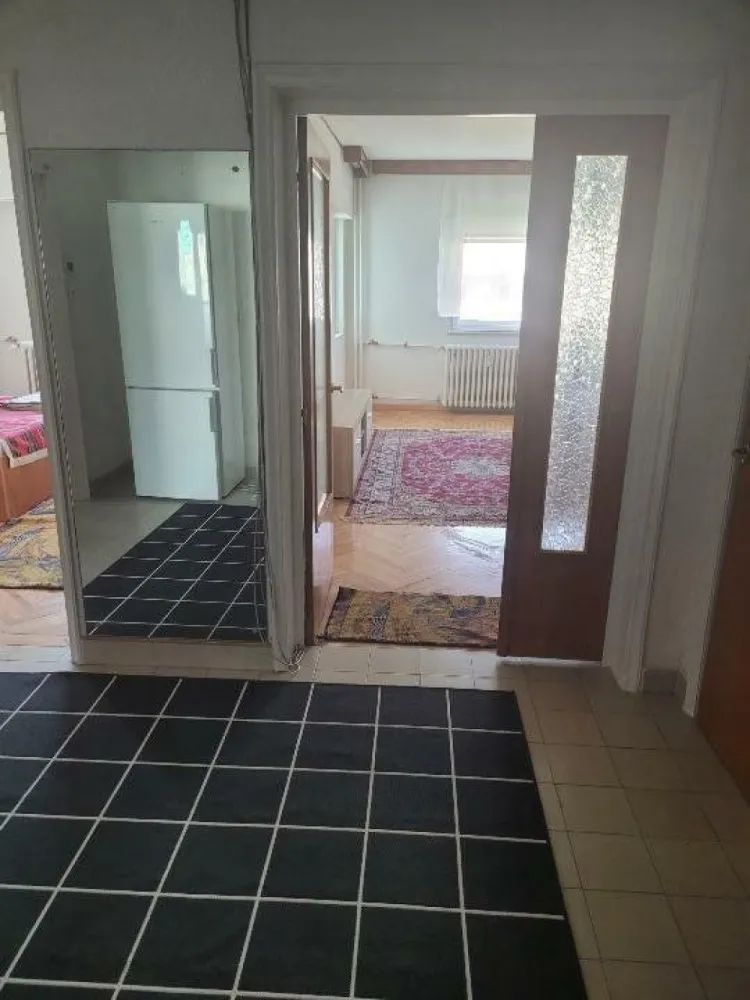 BRASADAS închiriază ap 2 camere decomandate Piata Unirii. - Agenția imobiliara BRASADAS închiriază apartament cu 2 camere decomandate, la etajul 5/7 cu 2 balcoane la bucatarie si dormitor, hol intrare spatios, baie cu fereastra, mobilat, usa metalica la intrare, interfon la intrarea pe scara si camera video.