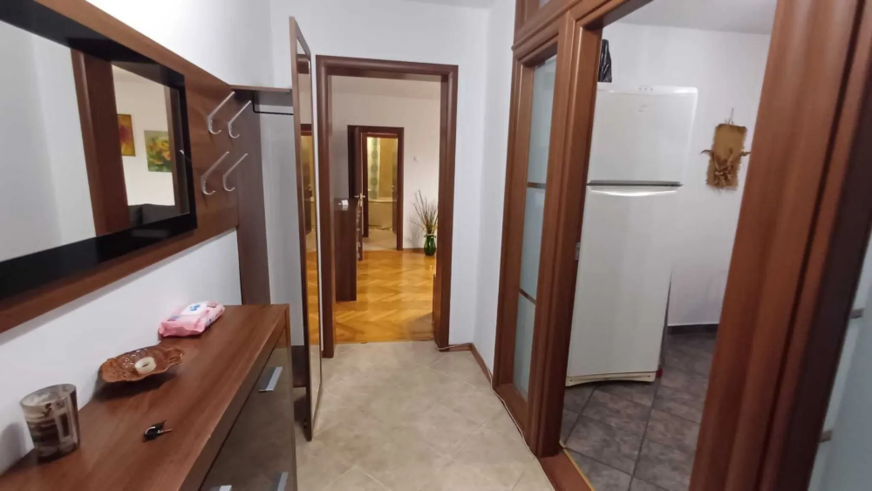 BRASADAS închiriază ap 2 cam etaj 1 Unirii fantani, - Agenția imobiliara BRASADAS închiriază apartament mobilat si utilat, cu doua camere la etajul 1 pe Bd. Unirii, aproape de fantana mare.
AC,televizor LG diag 136 cm, frigider,aspirator,cafetiera,etc
Vederea este pe spate catre parcul de langa Tribunalul mare; incalzirea este de la sistemul public
Acces la metrou si la toate sistemele publice de transport; foarte aproape de Centrul istoric ,terase,scoli,etc