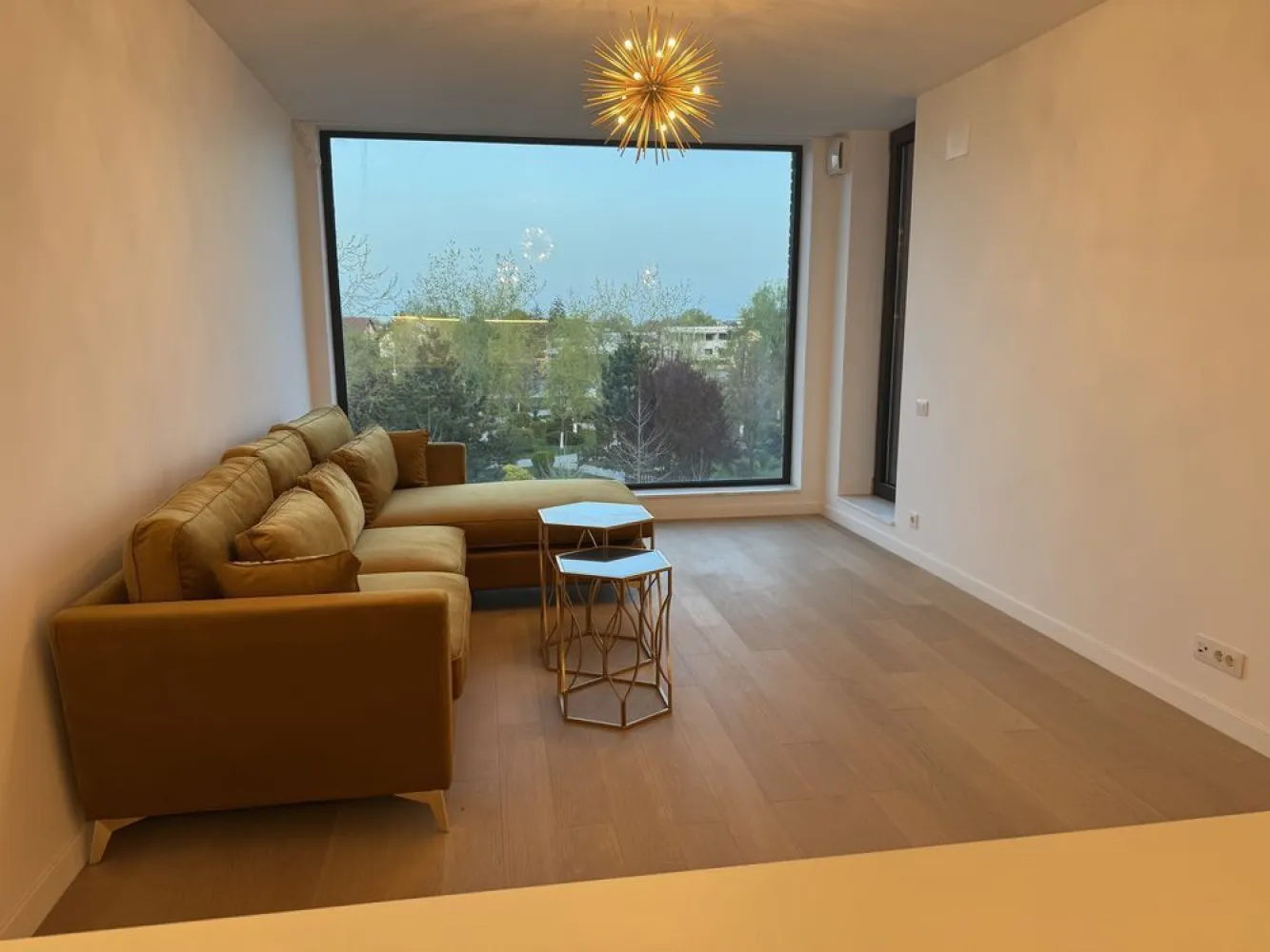 Închiriez apartament Tunari – Parc by Herăstrău Apartments.Proprietar - Apartament cu 2 camere, complet mobilat și utilat, mobilier și electrocasnice noi, vedere frumoasă spre parc.
Loc de parcare inclus în preț.

Dotări:
 • Mașină de spălat vase
 • Mașină de spălat rufe
 • Frigider
 • TV
 • Aer condiționat
 • Bucătărie complet utilată

Totul este nou, apartamentul este la prima închiriere!
Ideal pentru o persoană sau un cuplu care își dorește confort, liniște și acces rapid către oraș.