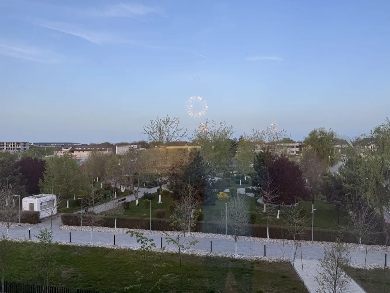 Închiriez apartament Tunari – Parc by Herăstrău Apartments.Proprietar - Apartament cu 2 camere, complet mobilat și utilat, mobilier și electrocasnice noi, vedere frumoasă spre parc.
Loc de parcare inclus în preț.

Dotări:
 • Mașină de spălat vase
 • Mașină de spălat rufe
 • Frigider
 • TV
 • Aer condiționat
 • Bucătărie complet utilată

Totul este nou, apartamentul este la prima închiriere!
Ideal pentru o persoană sau un cuplu care își dorește confort, liniște și acces rapid către oraș.