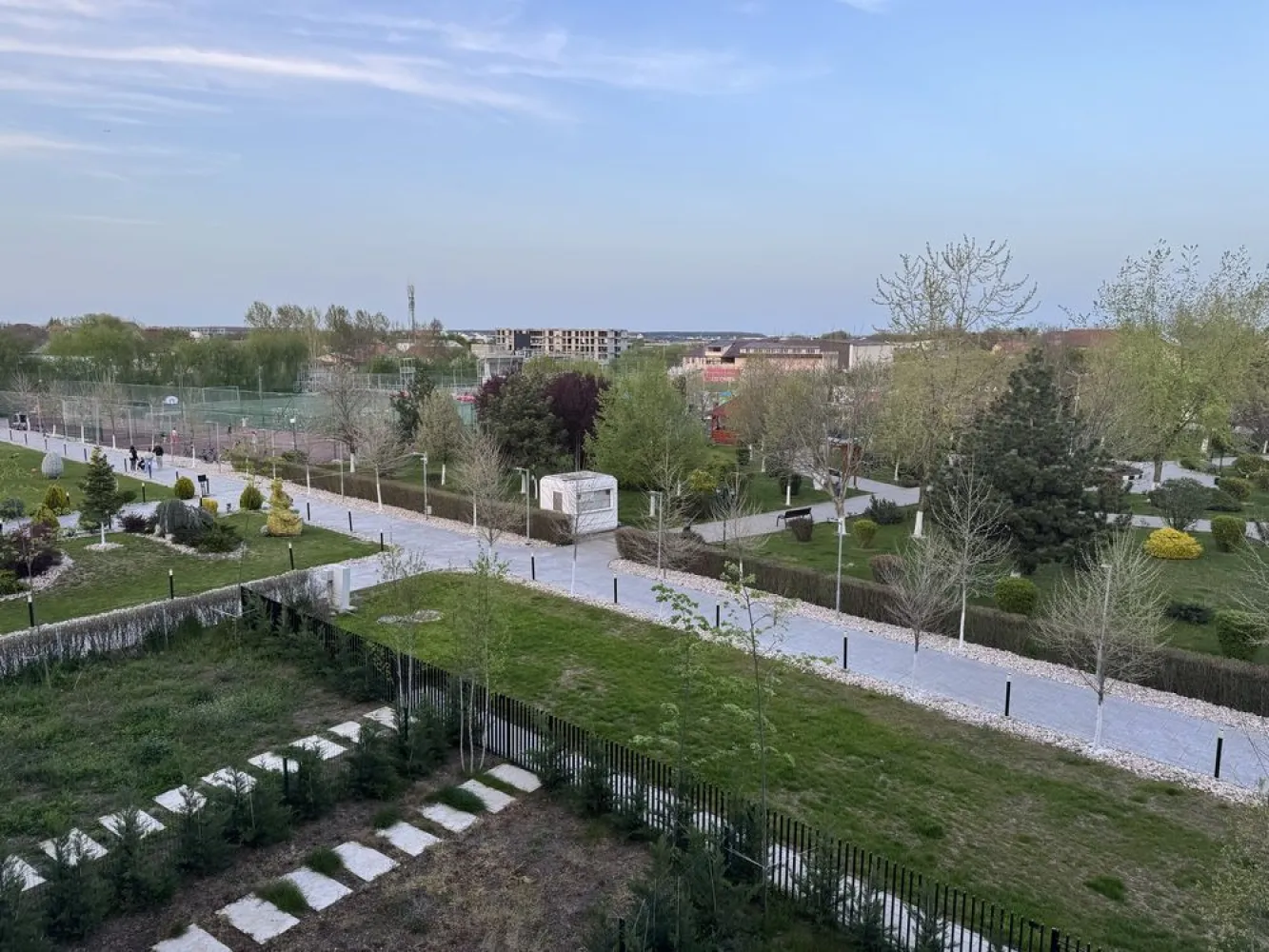 Închiriez apartament Tunari – Parc by Herăstrău Apartments.Proprietar - Apartament cu 2 camere, complet mobilat și utilat, mobilier și electrocasnice noi, vedere frumoasă spre parc.
Loc de parcare inclus în preț.

Dotări:
 • Mașină de spălat vase
 • Mașină de spălat rufe
 • Frigider
 • TV
 • Aer condiționat
 • Bucătărie complet utilată

Totul este nou, apartamentul este la prima închiriere!
Ideal pentru o persoană sau un cuplu care își dorește confort, liniște și acces rapid către oraș.