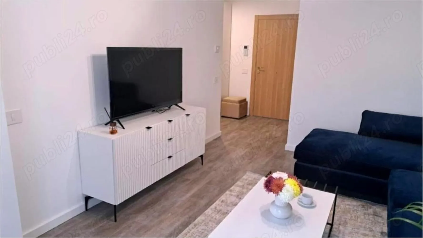Herastrau (Parcului 20), apartament 2 camere, complet decomandat, bloc nou - Disponibil imediat!

Locatie: Herastrau (1.5 km)
Zona Bulevardul Expozitiei, Romexpo, Universitatea Romano-Americana

Adresa: str. Parcului nr. 20

Accesul in acest nou si modern ansamblul rezidential este controlat si monitorizat video, dispune de parcari amenajate pentru vizitatori, receptie pentru vizitatori si rezidenti, statii pentru incarcare masini electrice, curte interioara amenajata cu spatii verzi si locuri de odihna.

Descriere, dotari si finisaje:

Apartament cu 2 camere, etaj 3 din 11, complet decomandat, design si mobilier exclusivist (Mobexpert), utilat complet (lenjerie, vesela, electronice si electrocasnice), prima inchiriere pe termen lung, imobil finalizat si receptionat in 2023.

Compartimentare: living = 16,45 mp, bucatarie = 6,80 mp, dormitor = 12,93 mp, baie 3,46 mp, terasa cu iesire din sufragerie si bucatarie de 6,65 mp, (Suprafata construita, inclusiv terasa: 65 mp, conform planului arhitectural- releveu la cerere), incalzire prin pardoseala; complet mobilat si utilat cu: masina de spalat rufe cu uscator incorporat, masina de spalat vase, frigider, plita cuptor electrice, hota, aparat de cafea (Nespresso), aer conditionat cu invertor, 2 televizoare - in sufragerie si dormitor (Samsung, ultra-slim), aspirator robot Rowenta. Toate electrocasnicele dispun de extragarantie de 5 ani.

Tamplarie PVC cu geam tripan, sistem smarthome integrat. Mobilier modern de terasa.

Pret: 850 Euro luna NET= pret valabil fara inregistrare ANAF
*Loc de parcare subteran disponibili- la cerere, pret separat (pret orientativ- 100-150 EUR luna)
**AVANTAJ: abonamentul de internet de mare viteza (Digi) si cablu TV- incluse in pret

Pret cu inregistrare ANAF: +20%
Pret pentru cetateni straini (sau studenti): +30%
Pret pentru persoanele cu animale de companie: +100%
Pret pentru inchiriere pe termen scurt (1-11 luni = 5% in plus pentru fiecare luna care se scade dintr-un an)

Preturi valabile pentru inchiriere pe un an (+contravaloarea chiriei pe 2 luni pentru garantie- avand in vedere nivelul dotarilor); colaborez cu agentiile imobiliare cu comision de 50% din prima chirie la semnarea contractului- in cazul in care aveti direct client interesat (altfel- promovarea este "la liber", nu se merge pe exclusivitate).

Multumesc.
Dan.