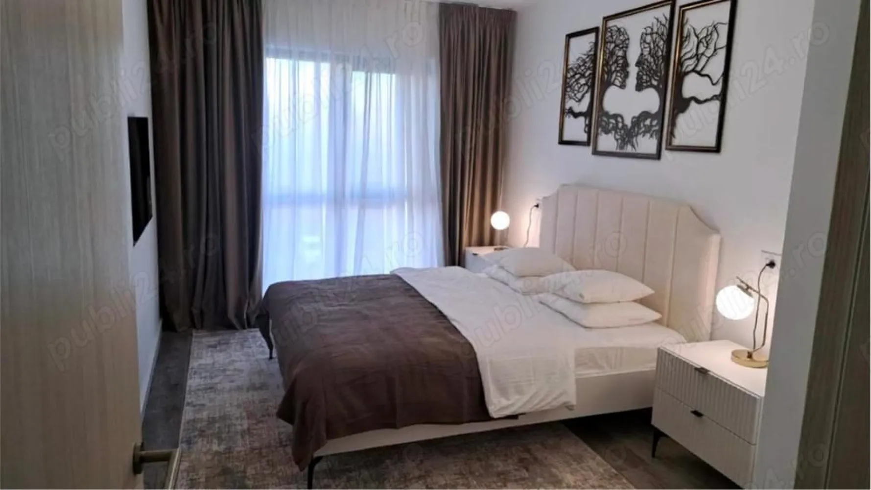 Herastrau (Parcului 20), apartament 2 camere, complet decomandat, bloc nou - Disponibil imediat!

Locatie: Herastrau (1.5 km)
Zona Bulevardul Expozitiei, Romexpo, Universitatea Romano-Americana

Adresa: str. Parcului nr. 20

Accesul in acest nou si modern ansamblul rezidential este controlat si monitorizat video, dispune de parcari amenajate pentru vizitatori, receptie pentru vizitatori si rezidenti, statii pentru incarcare masini electrice, curte interioara amenajata cu spatii verzi si locuri de odihna.

Descriere, dotari si finisaje:

Apartament cu 2 camere, etaj 3 din 11, complet decomandat, design si mobilier exclusivist (Mobexpert), utilat complet (lenjerie, vesela, electronice si electrocasnice), prima inchiriere pe termen lung, imobil finalizat si receptionat in 2023.

Compartimentare: living = 16,45 mp, bucatarie = 6,80 mp, dormitor = 12,93 mp, baie 3,46 mp, terasa cu iesire din sufragerie si bucatarie de 6,65 mp, (Suprafata construita, inclusiv terasa: 65 mp, conform planului arhitectural- releveu la cerere), incalzire prin pardoseala; complet mobilat si utilat cu: masina de spalat rufe cu uscator incorporat, masina de spalat vase, frigider, plita cuptor electrice, hota, aparat de cafea (Nespresso), aer conditionat cu invertor, 2 televizoare - in sufragerie si dormitor (Samsung, ultra-slim), aspirator robot Rowenta. Toate electrocasnicele dispun de extragarantie de 5 ani.

Tamplarie PVC cu geam tripan, sistem smarthome integrat. Mobilier modern de terasa.

Pret: 850 Euro luna NET= pret valabil fara inregistrare ANAF
*Loc de parcare subteran disponibili- la cerere, pret separat (pret orientativ- 100-150 EUR luna)
**AVANTAJ: abonamentul de internet de mare viteza (Digi) si cablu TV- incluse in pret

Pret cu inregistrare ANAF: +20%
Pret pentru cetateni straini (sau studenti): +30%
Pret pentru persoanele cu animale de companie: +100%
Pret pentru inchiriere pe termen scurt (1-11 luni = 5% in plus pentru fiecare luna care se scade dintr-un an)

Preturi valabile pentru inchiriere pe un an (+contravaloarea chiriei pe 2 luni pentru garantie- avand in vedere nivelul dotarilor); colaborez cu agentiile imobiliare cu comision de 50% din prima chirie la semnarea contractului- in cazul in care aveti direct client interesat (altfel- promovarea este "la liber", nu se merge pe exclusivitate).

Multumesc.
Dan.