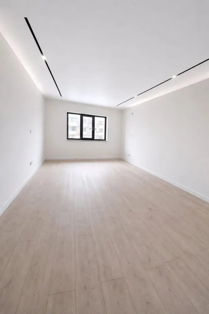 De vazare apartament cu 3 camere, Baia Comunala, 135.000 Euro - Va propunem spre vanzare un apartament spatios de 3 camere situat in zona Baia Comunala, intr-un imobil construit in anul 1997.
Locuinta are o suprafata generoasa de 83 m.p. si a fost renovata complet de la placa, cu finisaje moderne si atentie la detalii, oferind un confort ridicat.
Un mare avantaj al acestui apartament este sistemul de incalzire in pardoseala care asigura un ambient placut si eficienta termica pe tot parcursul anului.
Pret: 129.500 euro
Comisionul agentiei imobiliare este de 1,5%.
Pentru detalii si programare vizionare sunati la numarul de telefon 0746.252.252 Liliana Ene.