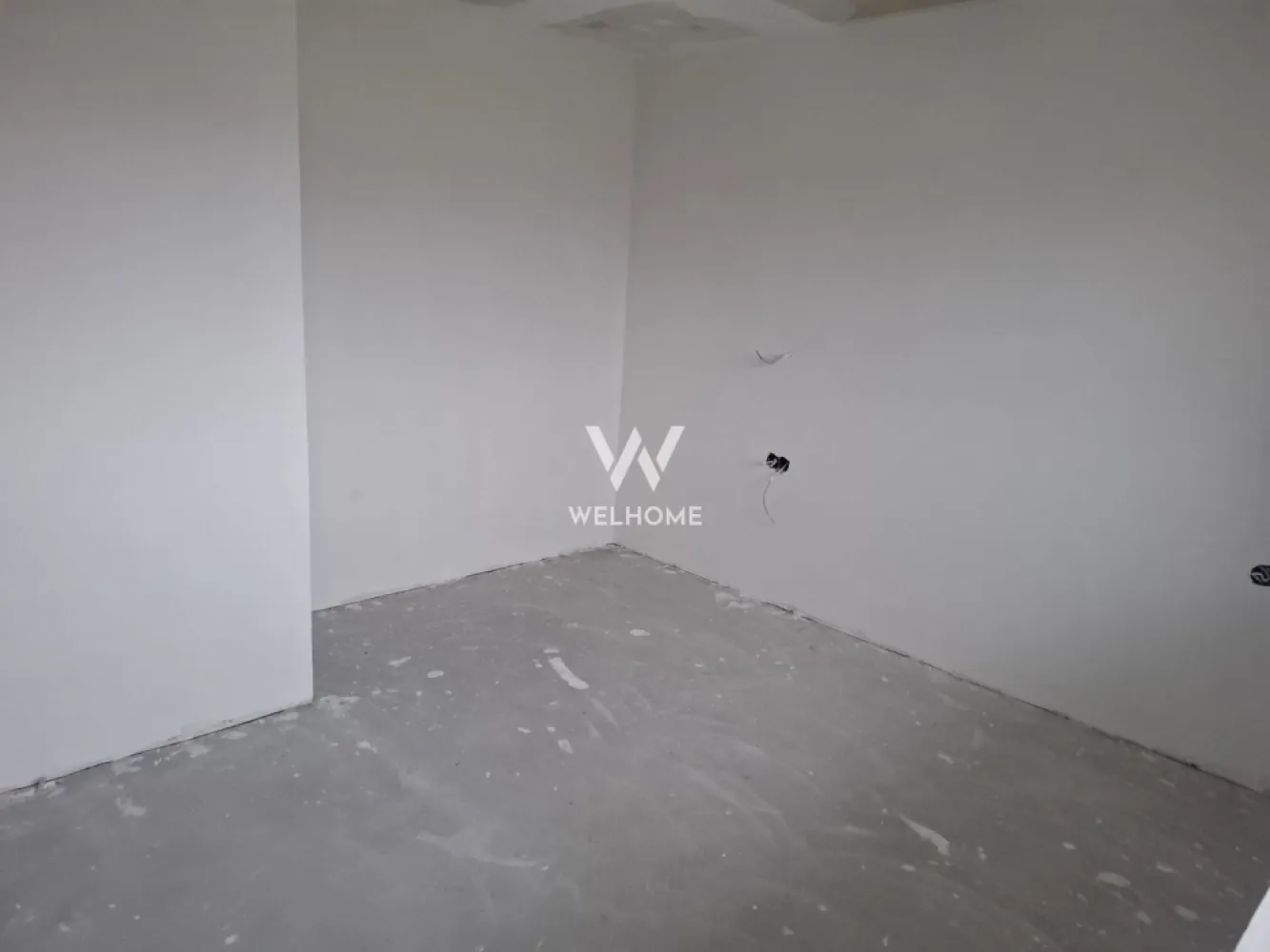 Apartament doua camere NOU si SPATIOS -Selimbar, Sibiu - Va propunem spre vanzare un apartament spatios situat intr-o zona linistita din Selimbar.
Apartamentul este compus dintr-un hol generos, dormitor, lving+bucatarie de 31 mp, baie mare, balcon.

Pozitionarea sudica si etajul 2 face din acest apartament unul luminos si calduros
Stadiul de predare la interior este La Alb, geamuri termopan, centrala termica, incalzire in pardoseala
Loc de parcare propriu

Apartamentul este intabulat si se poate achizitiona imediat.
La cerere si contracost poate fii finisat La Cheie.

Pret La Alb: 100000 euro.