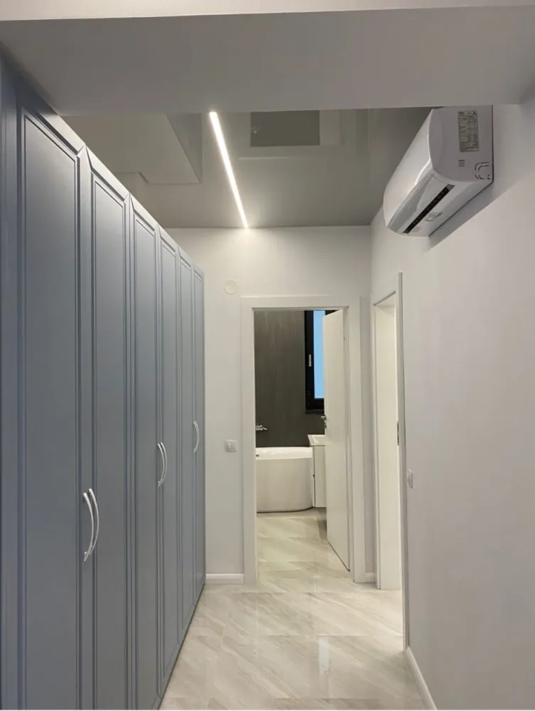 Apartament de vânzare, Central Park – 2 camere, 61 mp, mobilat și utilat - Vă oferim oportunitatea de a achiziționa un apartament modern, situat într-un imobil nou dat în folosință în 2022, în complexul Central Park.
Detalii apartament:
Suprafață totală: 61 mp
Compartimentare: dormitor matrimonial, living + bucătărie, hol, baie cu cadă
Etaj: 5 din 8
Mobilat și utilat complet, stil premium
Dotări de top: încălzire în pardoseală, aer condiționat, centrală termică, internet
Facilități și locație:
Loc de parcare în curtea complexului, supravegheat video și pază 24/7
Zona foarte bună, în vecinătate cu Lidl, Penny, Școala nr. 12, Biserica Sf. Mina, mijloace de transport în comun
La doar 5 minute cu mașina de Faleza Dunării
Oportunitate de investiție:
Ideal atât pentru locuit, cât și pentru generarea de venituri din închiriere.
Preț de vânzare: 125.000 euro
Pentru mai multe informații, contactați-ne la telefon: 0746.252.252 – Liliana Ene, consilier imobiliar Mag Invest.