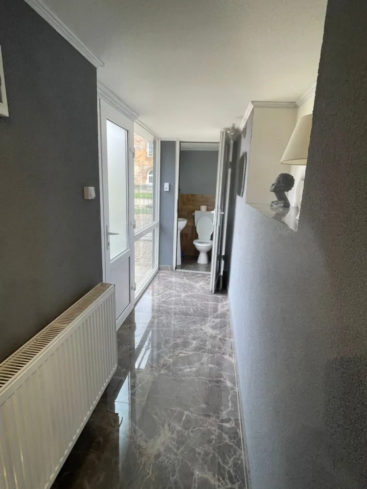 Salon / Frizerie de închiriat – complet utilat, Zona Episcopia Bihor - Se oferă spre închiriere salon / frizerie complet utilată, gata de lucru.

✔️ Dotat cu scaune profesionale și oglinzi
✔️ Spațiu amenajat, pregătit pentru activitate
✔️ Baie inclusă
✔️ Ideal pentru frizerie, barber sau coafor

💰 Preț: 250 euro / lună
📌 Prețul include toate utilitățile, curent, apa, incalzire etc

📍 Locație: Oradea (zona Episcopia Bihor)
📞 Contact: 0731290032

Disponibil imediat.