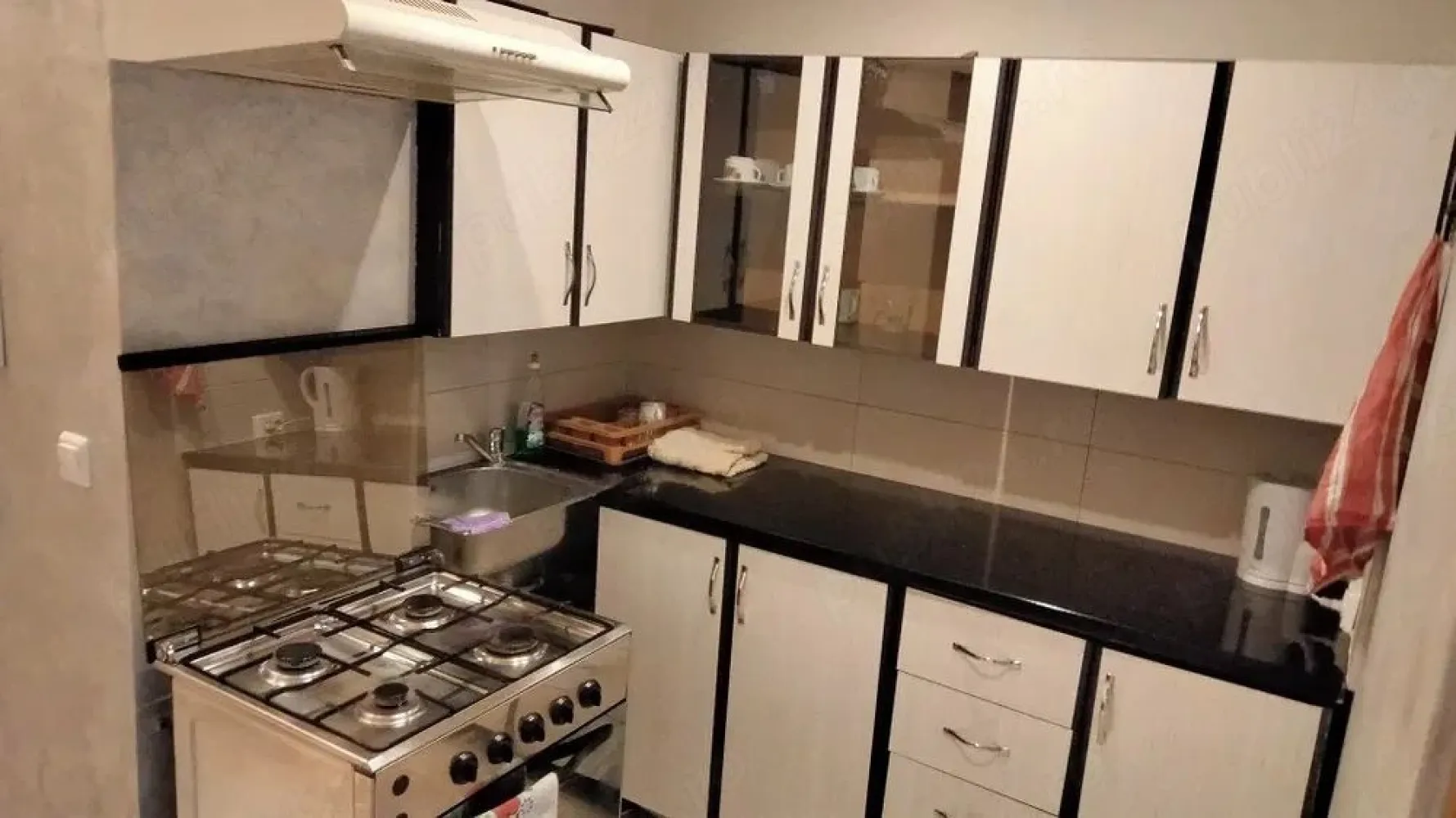 De inchiriat - garsoniera, Tiglina 1 - A-uri, langa Tribunal, 290 euro - Se ofera spre închiriere o garsonieră complet renovată și mobilată, situată în cartier Tiglina 1,, A-uri, etaj 4.

Detalii apartament:
Localizare: Tiglina 1, etaj 4
Stare: recent renovată, mobilată și utilată complet
Încălzire: centralizată, cu costuri reduse iarna
Apă caldă: menajeră prin boiler
Bucătărie: aragaz cu butelie de gaz
Se inchiriaza pentru termen lung

Conditii financiare
Chirie lunară: 290 euro
Garantie: 290 euro
Se percepe comision de intermediere la semnarea contractului

Această garsonieră este ideală pentru o persoană sau un cuplu care caută confort într-o zonă liniștită, dar bine conectată la oraș.
Pentru mai multe detalii sau programare vizionare, te rog să mă contactezi la numărul: 0746.252.252 (Liliana Ene)
Oferta este intermediată prin agenția Mag Invest.