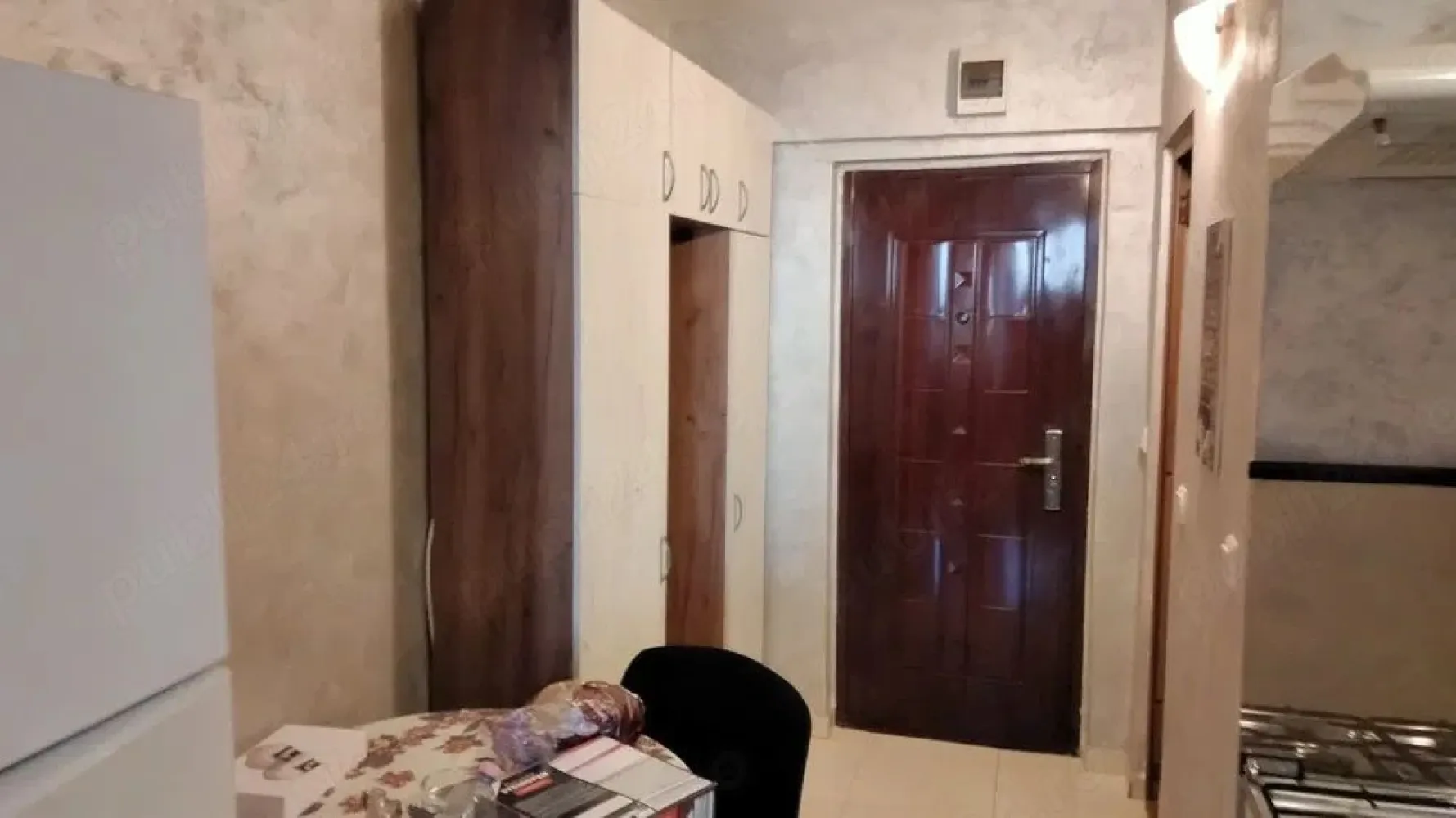 De inchiriat - garsoniera, Tiglina 1 - A-uri, langa Tribunal, 290 euro - Se ofera spre închiriere o garsonieră complet renovată și mobilată, situată în cartier Tiglina 1,, A-uri, etaj 4.

Detalii apartament:
Localizare: Tiglina 1, etaj 4
Stare: recent renovată, mobilată și utilată complet
Încălzire: centralizată, cu costuri reduse iarna
Apă caldă: menajeră prin boiler
Bucătărie: aragaz cu butelie de gaz
Se inchiriaza pentru termen lung

Conditii financiare
Chirie lunară: 290 euro
Garantie: 290 euro
Se percepe comision de intermediere la semnarea contractului

Această garsonieră este ideală pentru o persoană sau un cuplu care caută confort într-o zonă liniștită, dar bine conectată la oraș.
Pentru mai multe detalii sau programare vizionare, te rog să mă contactezi la numărul: 0746.252.252 (Liliana Ene)
Oferta este intermediată prin agenția Mag Invest.