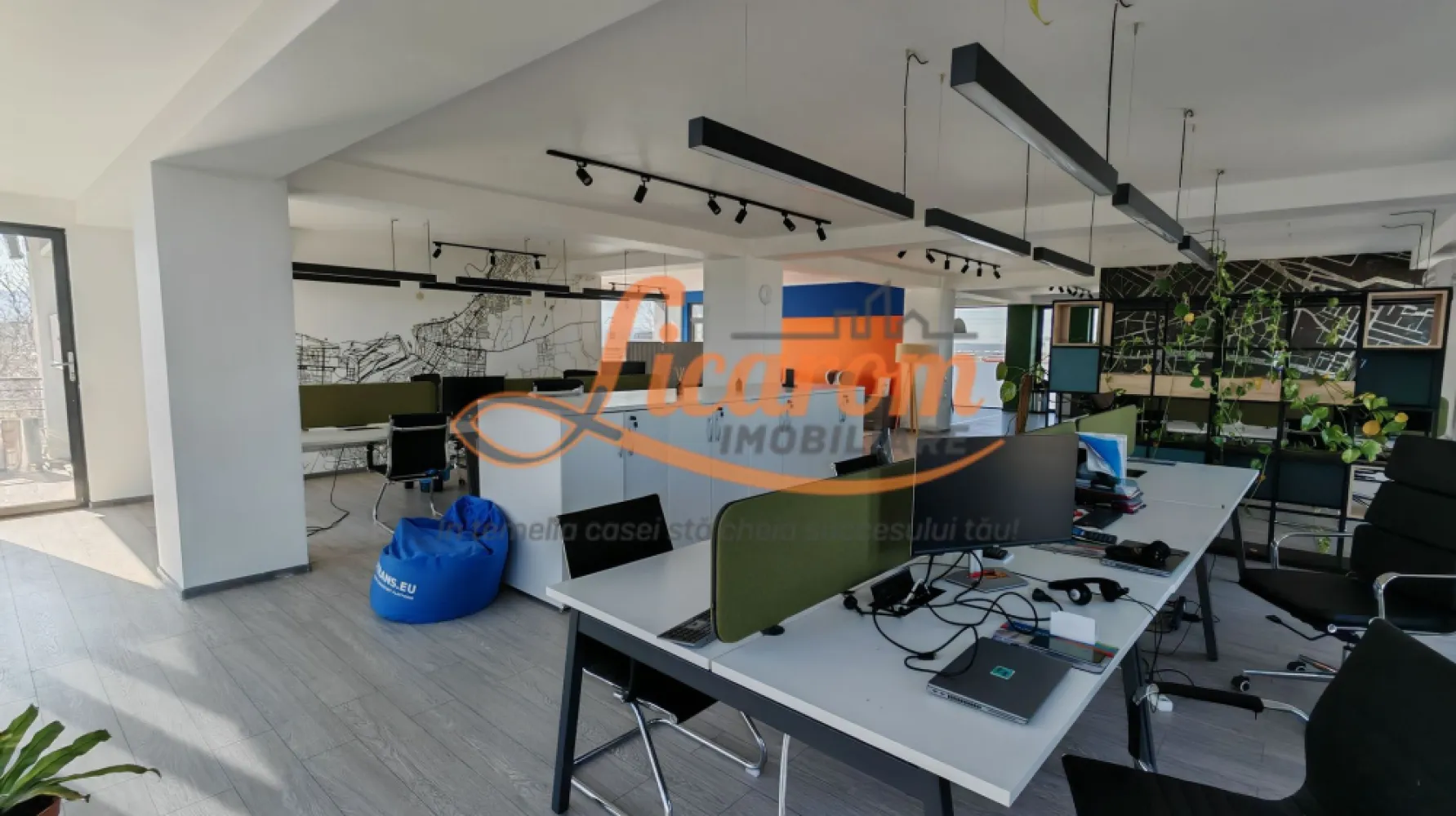 190 mp,Spatiu de Birouri/ Call Center/IT, Fitness,2280 euro/luna - Licarom Imobiliare propune spre inchirere un spatiu in suprafata de 190 mp ,in Craiter intr-o zona cu trafic si vizibilitate mare, situat la etajul 2 ,intr-o cladire de birouri dispusa pe trei nivele Spatiul este pretabil pentru activitati de birou, IT, call center etc. 
Este mobilat pentru activitati de birou si utilat modern.
Incalzirea se face cu pompe de caldura. 
Pretul este de 12 euro/mp si in acest pret sunt incluse serviciile de curatenie cu o frecventa saptamanala. 
Spatiul este disponibil incepand cu data de 01.05.2026.
 Pentru mai multe detalii si vizionari,nuezitati sa ne contactati la telefon 0741059397 Consultant imobiliar Calin si 0723985424 Consultant imobiliar Liliana.