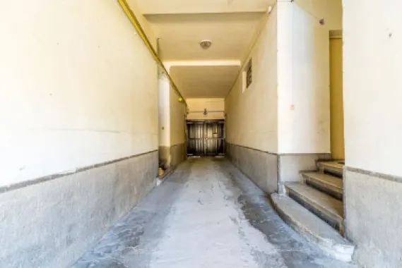 Apartament în centru cu acces auto și garaj propriu