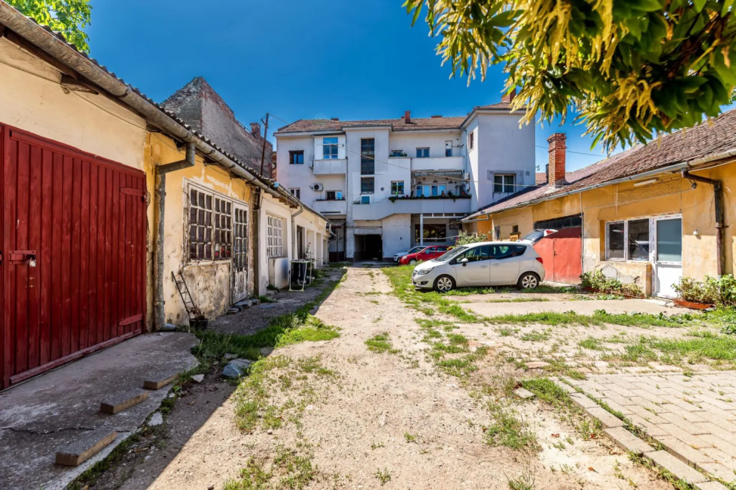 Apartament în centru cu acces auto și garaj propriu