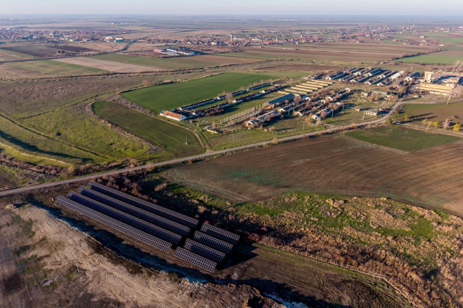 NĂDLAC | Teren 1.15 HA lângă Autostradă | 2.500mp Hale - Locație strategică pentru afacerea ta, la poarta de ieșire spre Europa! Această proprietate de peste 1 hectar, dotată cu hale și curent trifazic, oferă acces imediat la Autostrada E68 și DN7, fiind soluția ideală pentru un hub logistic sau o unitate de producție.

Vă oferim spre vânzare o proprietate cu potențial investițional ridicat, situată strategic în Nădlac, la intersecția principalelor fluxuri de transport internațional.

Cu o configurație versatilă (teren generos + clădiri existente), acest activ imobiliar este pregătit să susțină operațiuni comerciale, industriale sau de depozitare la scară mare.

Date-cheie ale proprietății:
Suprafață teren: 11.467 mp (1.15 Hectare) – teren plan, cu acces facil.
Construcții: aproximativ 2.500 mp suprafață construită (hale/anexe), oferind un avantaj imens în termeni de costuri de pornire.
Locație: lângă DN7 și nodul de urcare pe Autostrada E68 (A1), în imediata proximitate a frontierei cu Ungaria.

Utilități și Facilități:
Energie electrică: curent trifazic cu putere instalată de 35 kW.
Apă: sursă proprie prin foraj la 45 m adâncime.
Acces: drum facil proiectat pentru vehicule de mare tonaj (TIR).
Context: vecinătatea cu un parc fotovoltaic subliniază potențialul energetic și industrial al zonei.

Destinații recomandate:
Logistică & depozitare: hub de tranzit pentru mărfuri internaționale.
Unitate de producție: spații pretabile pentru diverse activități industriale.
Agro-business: centru de colectare sau depozitare utilaje.
Parcare camioane / service: datorită proximității de vamă și autostradă.

Preț de vânzare: 160.000 € | Comision 0% pentru cumpărător

Proprietatea reprezintă un pachet complet: teren, utilități și clădiri, într-una dintre cele mai dinamice zone economice de graniță din România.

📞 Contactați-mă pentru detalii tehnice și vizionări:
Sebastian Nica – 0722 252 639