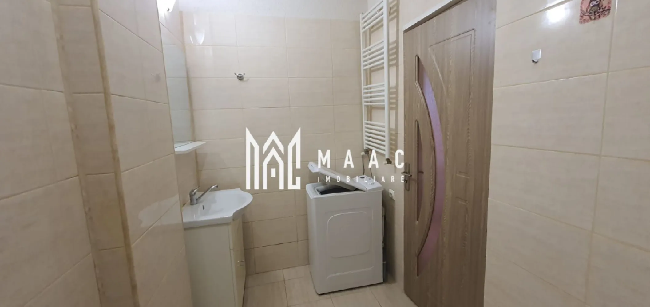 Apartament 2 Camere | mobilat I 45 mp I Dedeman - MAAC Imobiliare va propune o oportunitate de aur în zonă liniștită: Apartament cu 2 camere, mobilat modern, parcare cu barieră.
Dacă căutați un cămin perfect sau o investiție sigură, acest apartament cu 2 camere este răspunsul. Situat într-o zonă liniștită, dar extrem de bine conectată, oferă tot confortul și practicitatea necesare unei vieți moderne.

Detalii care fac diferența:

* Spațiu generos și primitor:** Apartamentul beneficiază de o suprafață generoasă, distribuită inteligent pentru a asigura un trai confortabil.
* Gata de locuit, imediat:** Este complet mobilat cu mobilier modern și de calitate superioară, aducând un aer contemporan și sofisticat. Finisajele recente sunt impecabile.
* Lumină și prospețime:** Datorită dispunerii excelente, spațiul este luminos natural pe tot parcursul zilei și bine aerisit, creând o atmosferă sănătoasă și plăcută.
* Liniște și securitate:** Parcarea cu acces controlat prin barieră vă oferă pace și siguranță pentru autovehiculul dumneavoastră.

Locație excelentă – totul la îndemână:

Poziția este unul dintre punctele forte majore. Situat **în spatele magazinului Dedeman**, apartamentul vă pune la doar câțiva pași de toate necesitățile zilnice:
* Magazine** și supermarketuri pentru cumpărături facile.
* Școli și grădinițe în proximitate, ideal pentru familii.
* Stații de transport în comun la distanță scurtă, asigurând legături rapide către orice punct al orașului.

Această combinație perfectă între liniștea unei zone rezidențiale și accesibilitatea imediată la facilități face din acest apartament o alegere de excepție atât pentru cei care doresc să se stabilească, cât și pentru investitori, având un potențial mare de închiriere.

Nu lăsați șansa să vă scape!

Acest apartament reunește tot ceea ce vă puteți dori: condiții excelente, locație privilegiată și stare impecabilă.
Contactați-ne chiar acum pentru mai multe informații sau pentru a programa o vizionare și a vedea cu ochii dumneavoastră această oportunitate!
Pentru mai multe detalii precizati telefonic ca ati vazut anuntul cu ID CP2886873