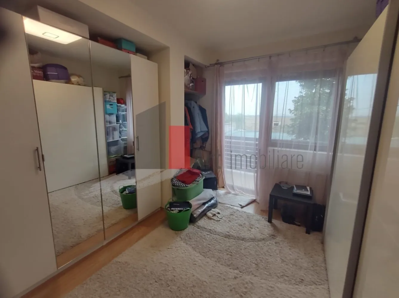 Comision 0% - Vânzare casă Allegria Residence - Vă propun spre vânzare o casă construită în 2012, parter cu etaj. Datorită suprafeței vitrate mari, locuința beneficiază de lumină naturală. Înălțimea de 2,80 a camerelor și jaluzelele exterioare mențin o temperatură plăcută în timpul verii. 

Casa are o suprafață utilă de 128,71mp, iar cea desfășurată este de 160mp. La parter este zona de living, deschisă, luminoasă, izolată de bucătărie printr-o ușă de sticlă, frumos ornată. Camera de zi are ieșire spre grădina din spate, unde arborele de lalea și teiul ne oferă o zonă de umbră. Bucătăria este închisă și complet mobilată și utilată (frigider, mașină de spălat vase, plită, cuptor, hotă). 
Tot la parter mai sunt un grup sanitar, o debara și un spațiu tehnic, în care a fost montată centrala pe gaz. 

Urcând pe scara interioară ajungem la etaj, unde avem 2 băi și 3 dormitoare, dintre care unul a fost transformat într-un dressing încăpător. Una din băi este dotată cu cadă, iar cealaltă cu cabină de duș.

Complexul Allegria Residence este aproape de intersecția dintre A0 și DN4 (Șoseaua Olteniței), ceea ce asigură acces rapid către București. 

Casa este primitoare, luminoasă, perfect pentru un cuplu cu/fără copii. Mobila si electrocasnicele sunt de calitate și într-o stare foarte bună; anumite piese de mobilier au fost folosite foarte puțin, iar amenajarea actuală permite personalizarea spațiului, ulterioară achiziției.

Autoturismul se poate parca lângă casă.
În curte a fost construită o magazie.

Pretul este usor negociabil, comision 0.