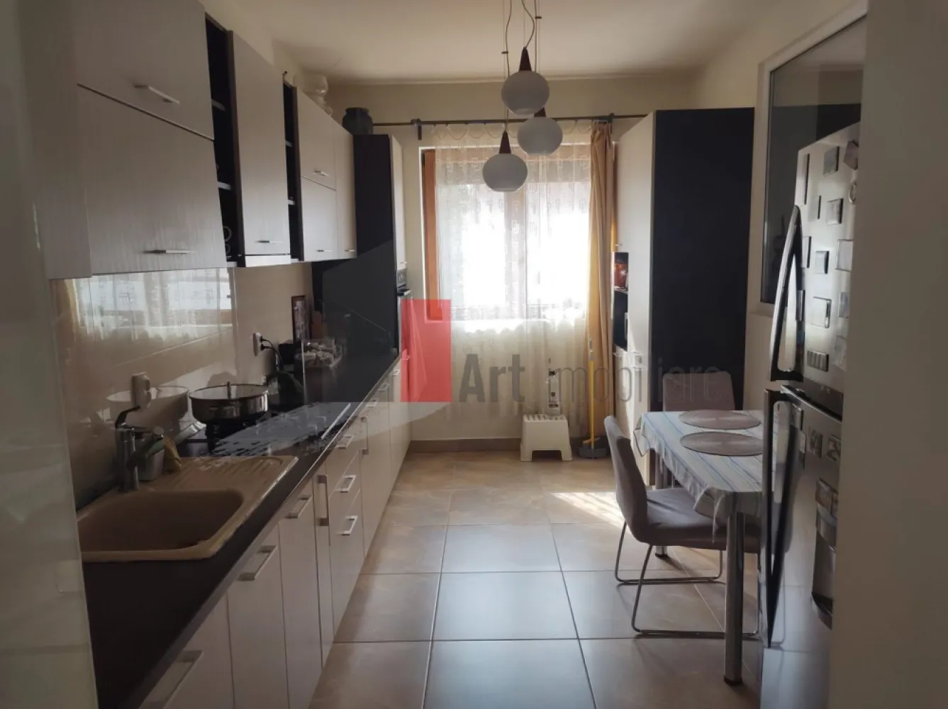 Vânzare casă Allegria Residence - Vă propun spre vânzare o casă construită în 2012, parter cu etaj. Datorită suprafeței vitrate mari, locuința beneficiază de lumină naturală. Înălțimea de 2,80 a camerelor și jaluzelele exterioare mențin o temperatură plăcută în timpul verii. 

Casa are o suprafață utilă de 128,71mp, iar cea desfășurată este de 160mp. La parter este zona de living, deschisă, luminoasă, izolată de bucătărie printr-o ușă de sticlă, frumos ornată. Camera de zi are ieșire spre grădina din spate, unde arborele de lalea și teiul ne oferă o zonă de umbră. Bucătăria este închisă și complet mobilată și utilată (frigider, mașină de spălat vase, plită, cuptor, hotă). 
Tot la parter mai sunt un grup sanitar, o debara și un spațiu tehnic, în care a fost montată centrala pe gaz. 

Urcând pe scara interioară ajungem la etaj, unde avem 2 băi și 3 dormitoare, dintre care unul a fost transformat într-un dressing încăpător. Una din băi este dotată cu cadă, iar cealaltă cu cabină de duș.

Complexul Allegria Residence este aproape de intersecția dintre A0 și DN4 (Șoseaua Olteniței), ceea ce asigură acces rapid către București. 

Casa este primitoare, luminoasă, perfect pentru un cuplu cu/fără copii. Mobila si electrocasnicele sunt de calitate și într-o stare foarte bună; anumite piese de mobilier au fost folosite foarte puțin, iar amenajarea actuală permite personalizarea spațiului, ulterioară achiziției.

Autoturismul se poate parca lângă casă.
În curte a fost construită o magazie.

Pretul este usor negociabil, comision 0.