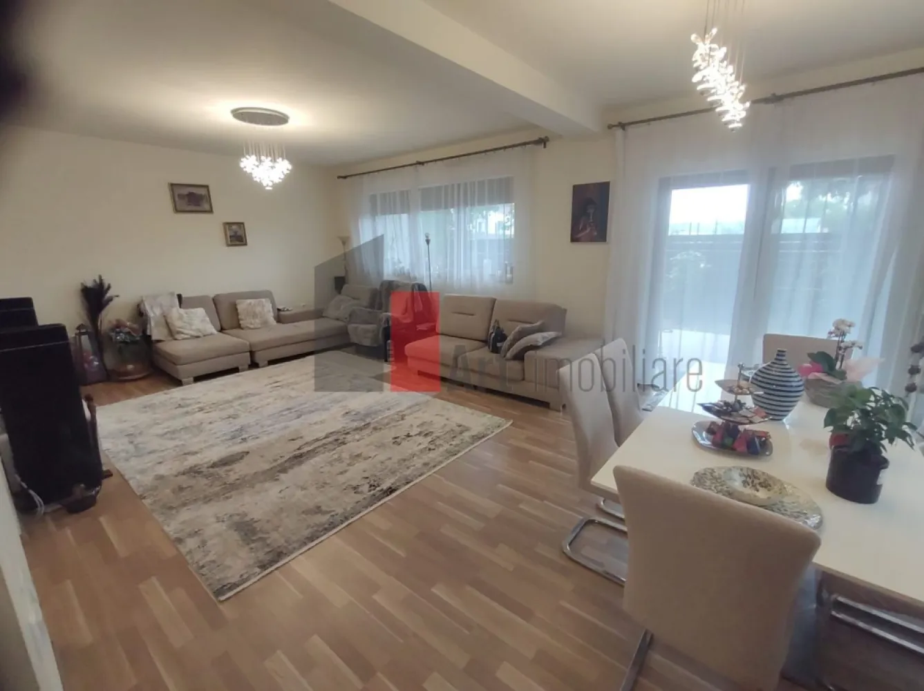 Vânzare casă Allegria Residence - Vă propun spre vânzare o casă construită în 2012, parter cu etaj. Datorită suprafeței vitrate mari, locuința beneficiază de lumină naturală. Înălțimea de 2,80 a camerelor și jaluzelele exterioare mențin o temperatură plăcută în timpul verii. 

Casa are o suprafață utilă de 128,71mp, iar cea desfășurată este de 160mp. La parter este zona de living, deschisă, luminoasă, izolată de bucătărie printr-o ușă de sticlă, frumos ornată. Camera de zi are ieșire spre grădina din spate, unde arborele de lalea și teiul ne oferă o zonă de umbră. Bucătăria este închisă și complet mobilată și utilată (frigider, mașină de spălat vase, plită, cuptor, hotă). 
Tot la parter mai sunt un grup sanitar, o debara și un spațiu tehnic, în care a fost montată centrala pe gaz. 

Urcând pe scara interioară ajungem la etaj, unde avem 2 băi și 3 dormitoare, dintre care unul a fost transformat într-un dressing încăpător. Una din băi este dotată cu cadă, iar cealaltă cu cabină de duș.

Complexul Allegria Residence este aproape de intersecția dintre A0 și DN4 (Șoseaua Olteniței), ceea ce asigură acces rapid către București. 

Casa este primitoare, luminoasă, perfect pentru un cuplu cu/fără copii. Mobila si electrocasnicele sunt de calitate și într-o stare foarte bună; anumite piese de mobilier au fost folosite foarte puțin, iar amenajarea actuală permite personalizarea spațiului, ulterioară achiziției.

Autoturismul se poate parca lângă casă.
În curte a fost construită o magazie.

Pretul este usor negociabil, comision 0.