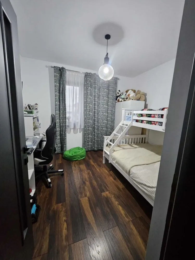 BRASADAS vinde ap 3 cam cu curte proprie in Carpati 2. - Agentia Imobiliara BRASADAS vinde apartament cu 3 camere, ce face parte dintr-un ansamblu rezidențial, împrejmuit, cu acces securizat prin barieră, în Cartierul Carpați II din municipiul Satu Mare.

Apartamentul este amplasat la parterul unui imobil cu regim de înălțime P+2 finalizat în anul 2022.

Locuința are o suprafață utilă totală de 70 mp, compartimentată eficient : 
- un living generos 
- bucătărie open space 
- două dormitoare
- două holuri 
- două băi
- curte / terasă spațioasă de 83 de mp amenajată și cu acces direct, înscrisă în CF
- un loc de parcare în curtea ansamblului de blocuri, înscrisă în CF

Apartamentul se vinde complet mobilat și utilat, având următoarele dotări esențiale: 
- încălzire în pardoseală, 
- centrală termică proprie, 
- ferestre termopan cu geam cu trei sticle, 
- sistem supraveghere video și antiefracție. 
- sistem de control acces cu videointerfon

Accesul în apartament se poate face atât prin curtea poprie cât și folosind casa scărilor.

Dacă sunteți în căutarea unui apartament spațios, luminos, situat într-o zonă liniștită și sigură, această proprietate este alegerea perfectă.

Www.brasadas.com.