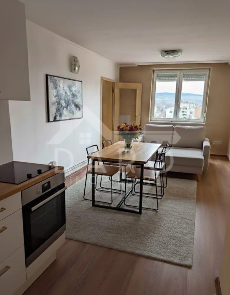 🏡 Apartament 2 camere de vânzare – Piața Teatrului | 100 000 € - 🏡 Apartament 2 camere de vânzare – Piața Teatrului | Centru | 43 mp | 100 000 € 
Se oferă spre vânzare apartament cu 2 camere, situat chiar în centrul orașului Târgu Mureș, în Piața Teatrului nr. 1, la etajul 9, cu vedere panoramică asupra orașului.
💰 Preț: 100.000 €
📐 Suprafață utilă: 43 mp
🏢 Etaj: 9
✔ poziție ultracentrală
Compartimentare:
✔ living
✔ dormitor
✔ bucătărie
✔ baie
✔ hol
Dotări și utilități:
✔ geamuri termopan
✔ finisaje moderne – gresie, faianță, parchet
✔ centrală termică
✔ baie spațioasă cu cadă freestanding
✔ apartament luminos, cu vedere asupra orașului
Avantaje:
📍 locație ultracentrală – Piața Teatrului
📍 aproape de restaurante, cafenele și magazine
📍 acces rapid la transport public
📍 ideal pentru locuință sau investiție
💎 O proprietate rară, situată chiar în inima orașului, perfectă pentru cei care își doresc să locuiască în centru sau să facă o investiție sigură.
🤝 Proprietate promovată prin DARO Imobiliare
💳 Pentru achiziție, prin Kiwi Finance beneficiezi de:
✔ analiză GRATUITĂ a eligibilității
✔ acces la oferte de la peste 12 bănci
✔ negocierea dobânzii în favoarea ta
✔ suport complet până la semnarea contractului
📞 Detalii și vizionări:
Coman Maria – DARO Imobiliare & Kiwi Finance
📱 0749 535 729
🔑 DARO Imobiliare – găsim proprietatea potrivită.
💳 Kiwi Finance – obținem creditul pentru a o cumpăra.