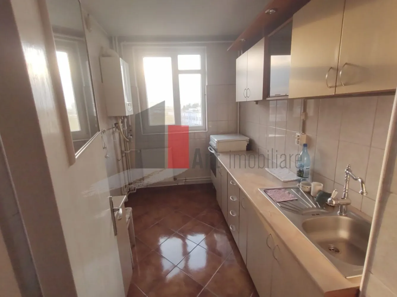 Vânzare apartament 3 camere cu centrală Bd. Obregia - Fântâna Florilor - Vă prezint sptre achiziție un apartament de 3 camere semidecomandat, situat aproape de Fântâna Florilor și la 15 minute de mers pe jos de stația de metrou Piața Sudului și Sun Plaza.
Locuința este contorizată la gaz, fiind dotată cu centrală proprie. Are 2 aparate de aer condiționat. De asemenea, a fost schimbată instalația sanitară.
Apartamentul are vedere pe față și pe spate, iar ușile de acces către cele 2 balcoane sunt din termopan.
Se asigură loc de parcare.

Imobilul este izolat termic și nu este inclus în nici o clasă de risc sau de urgență.

În apropiere sunt Colegiul Național Octav Onicescu, Școlile 194 și 108, Kaufland, precum și Piața Sudului.
Stațiile de transport în comun sunt în fața blocului: 72, 73, N105.

Pentru informații și programarea unei vizionări vă stau cu drag la dispoziție.