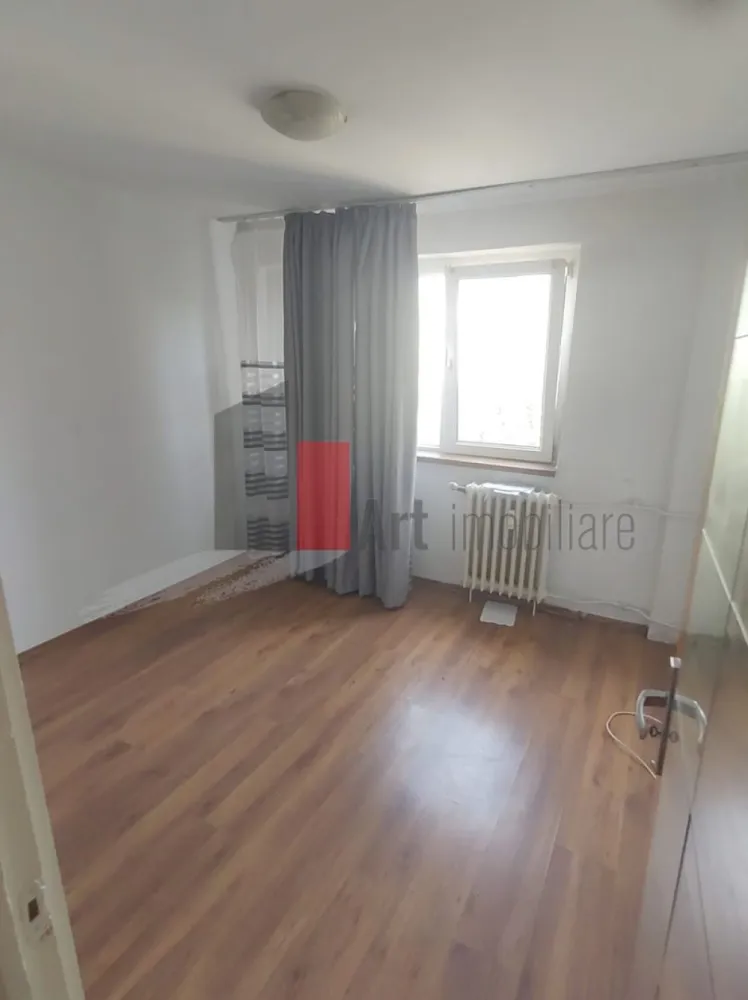 Vânzare apartament decomandat 2 camere - Metrou Lujerului - Vă propun spre achiziție un apartament decomandat de 2 camere, situat la etajul 7/10, situat în apropierea stațiilor de metrou Lujerului și Gorjului. La mică distanță sunt Grădinița Albinuțele, Școala 142, Piețele Veteranilor și Gorjului.

Țeava de gaz este pe palier, ceea ce facilitează montarea unei centrale proprii. În apartament a fost montat un aparat de aer condiționat.

Balconul este închis, iar geamurile au fost înlocuite cu unele tip termopan.
Apartamentul necesită renovare.

Imobilul nu este încă izolat și nu este inclus în nici o clasă de risc sau de urgență.