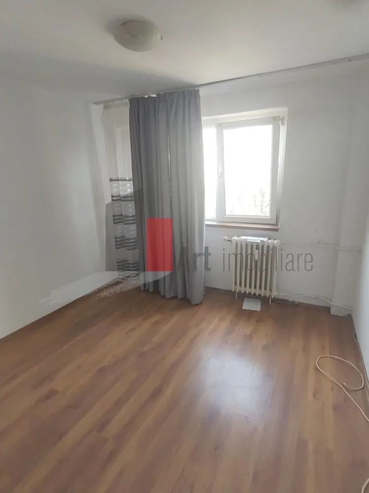 Vânzare apartament decomandat 2 camere - Metrou Lujerului - Vă propun spre achiziție un apartament decomandat de 2 camere, situat la etajul 7/10, situat în apropierea stațiilor de metrou Lujerului și Gorjului. La mică distanță sunt Grădinița Albinuțele, Școala 142, Piețele Veteranilor și Gorjului.

Țeava de gaz este pe palier, ceea ce facilitează montarea unei centrale proprii. În apartament a fost montat un aparat de aer condiționat.

Balconul este închis, iar geamurile au fost înlocuite cu unele tip termopan.
Apartamentul necesită renovare.

Imobilul nu este încă izolat și nu este inclus în nici o clasă de risc sau de urgență.