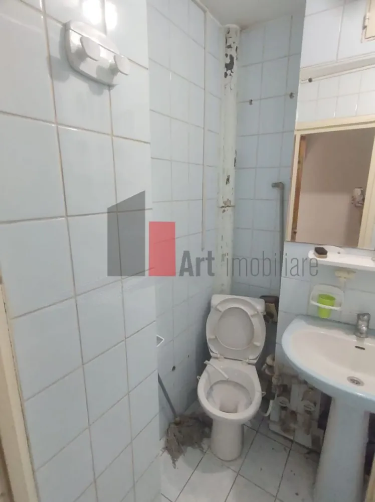 Vânzare apartament decomandat 2 camere - Metrou Lujerului - Vă propun spre achiziție un apartament decomandat de 2 camere, situat la etajul 7/10, situat în apropierea stațiilor de metrou Lujerului și Gorjului. La mică distanță sunt Grădinița Albinuțele, Școala 142, Piețele Veteranilor și Gorjului.

Țeava de gaz este pe palier, ceea ce facilitează montarea unei centrale proprii. În apartament a fost montat un aparat de aer condiționat.

Balconul este închis, iar geamurile au fost înlocuite cu unele tip termopan.
Apartamentul necesită renovare.

Imobilul nu este încă izolat și nu este inclus în nici o clasă de risc sau de urgență.
