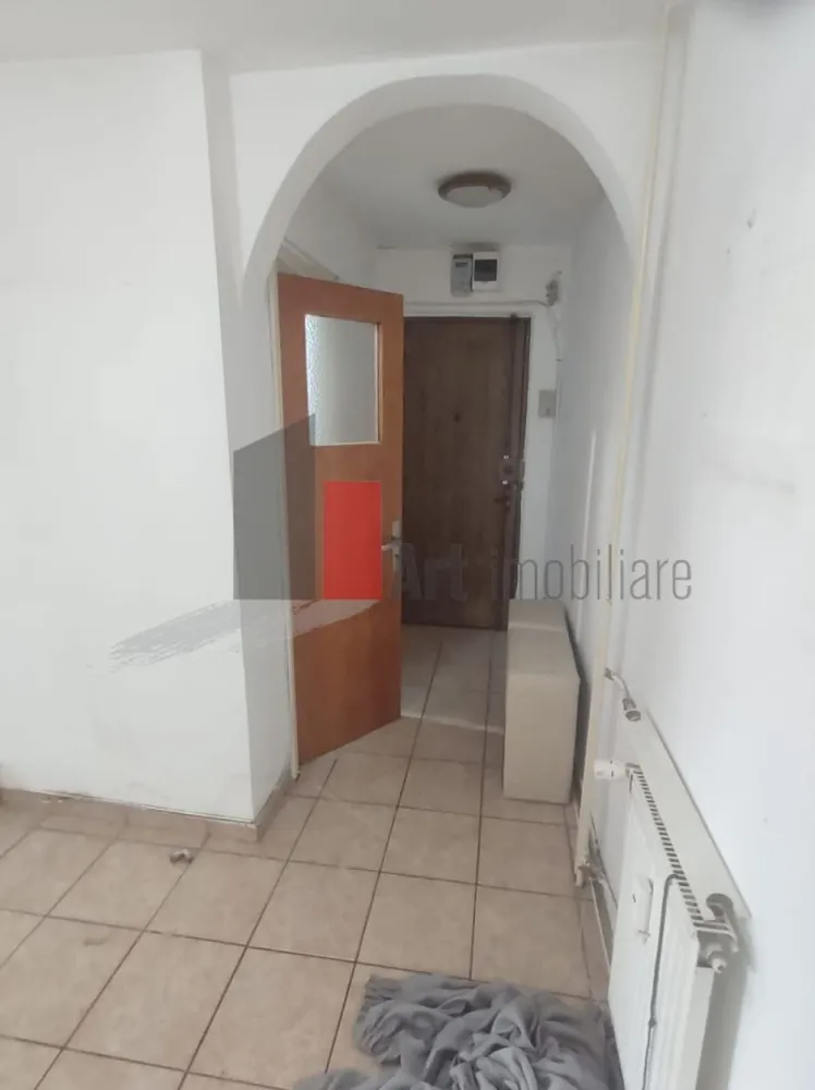Vânzare apartament decomandat 2 camere - Metrou Lujerului - Vă propun spre achiziție un apartament decomandat de 2 camere, situat la etajul 7/10, situat în apropierea stațiilor de metrou Lujerului și Gorjului. La mică distanță sunt Grădinița Albinuțele, Școala 142, Piețele Veteranilor și Gorjului.

Țeava de gaz este pe palier, ceea ce facilitează montarea unei centrale proprii. În apartament a fost montat un aparat de aer condiționat.

Balconul este închis, iar geamurile au fost înlocuite cu unele tip termopan.
Apartamentul necesită renovare.

Imobilul nu este încă izolat și nu este inclus în nici o clasă de risc sau de urgență.