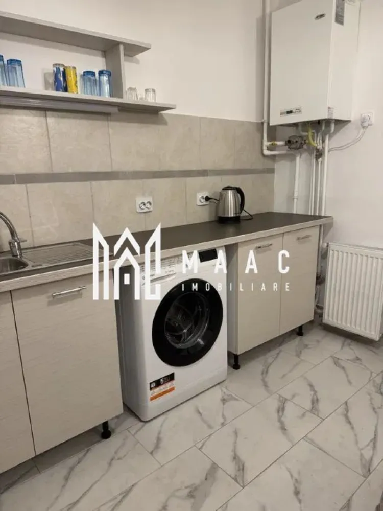 Apartament 2 camere | Etaj 3 | Balcon | Vasile Aaron - MAAC Imobiliare vă prezintă spre vânzare un apartament modern cu 2 camere, situat la etajul 3 din 4, într-una dintre cele mai apreciate și accesibile zone ale orașului Sibiu – cartierul Vasile Aaron. Locuința este complet renovată și pregătită pentru a deveni căminul perfect pentru un cuplu, o familie tânără sau o investiție sigură în zona urbană cu cerere ridicată.

Caracteristici principale:
- Suprafață utilă: 53 mp, excelent optimizată
- Compartimentare decomandată
- Hol generos, cu acces către toate încăperile
- Living luminos, cu acces direct la balconul închis cu termopan – ideal pentru relaxare sau mini-spațiu de lucru
- Bucătărie separată, complet renovată, pregătită să fie amenajată și utilată după preferințele viitorului proprietar
- Baie modernă, dotată cu cabină de duș și finisaje impecabile
- Renovat complet: instalații electrice și sanitare schimbate
- Centrala termică proprie + calorifere (confort sporit și costuri reduse)

Avantajele zonei Vasile Aaron:
Una dintre cele mai căutate zone din Sibiu datorită accesului excelent la:
- Magazine, supermarketuri
- Școli, grădinițe
- Farmacii
- Stații de transport public
- Parcuri și spații verzi
- Zona este ideală pentru familii, dar și pentru investiție, având o cerere ridicată pe piața chiriilor.

De ce merită acest apartament?
- Totul este renovat și pregătit pentru mutare imediată
- Compartimentare rar întâlnită pentru 2 camere în zonă
- Balcon închis cu termopan – spațiu suplimentar util
- Etaj intermediar, cu costuri reduse de încălzire
- Poziție excelentă în cartierul Vasile Aaron

Pentru mai multe detalii și programări la vizionare, menționați telefonic ID: CP2805516.