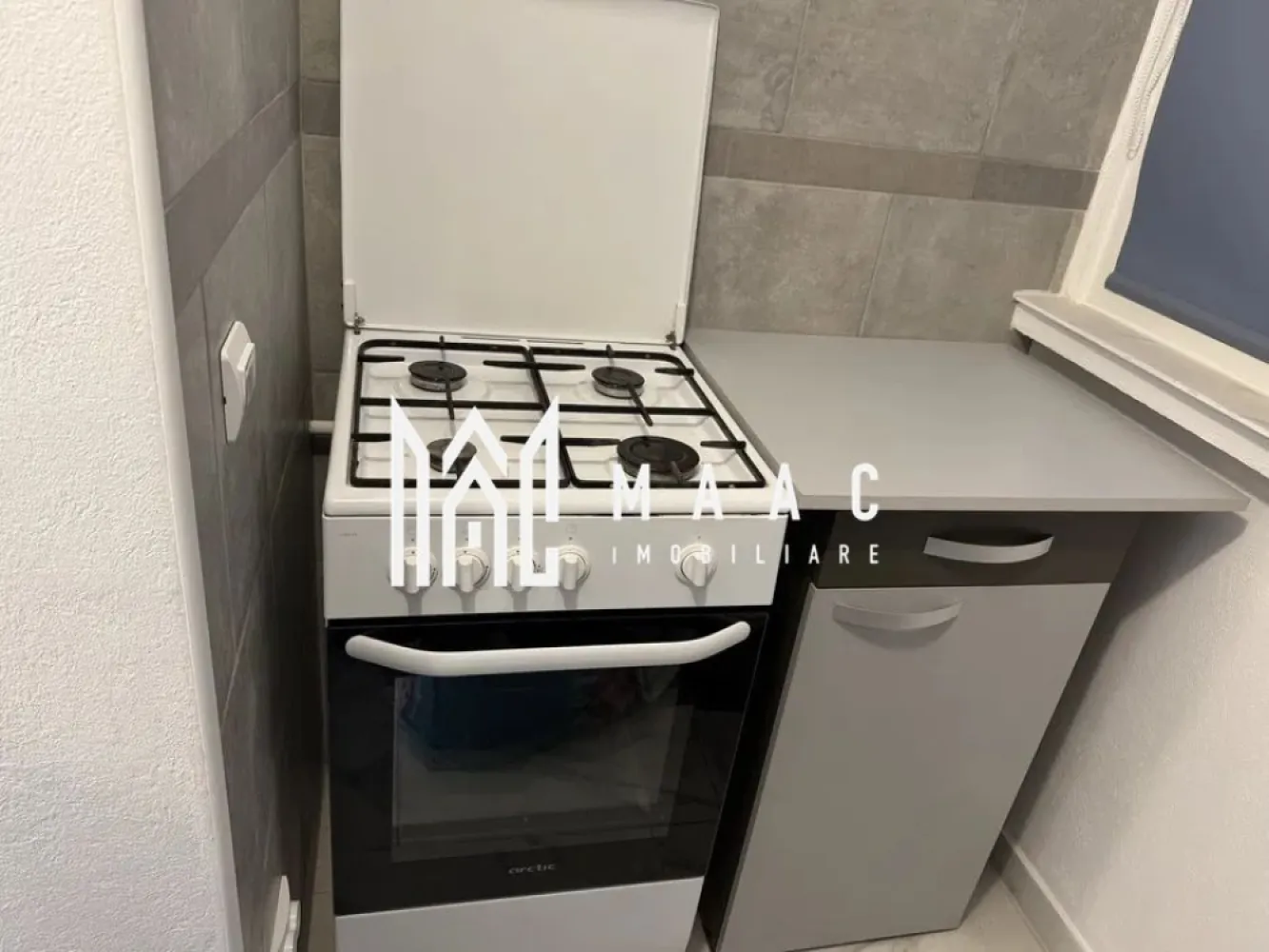 Apartament 2 camere | Etaj 3 | Balcon | Vasile Aaron - MAAC Imobiliare vă prezintă spre vânzare un apartament modern cu 2 camere, situat la etajul 3 din 4, într-una dintre cele mai apreciate și accesibile zone ale orașului Sibiu – cartierul Vasile Aaron. Locuința este complet renovată și pregătită pentru a deveni căminul perfect pentru un cuplu, o familie tânără sau o investiție sigură în zona urbană cu cerere ridicată.

Caracteristici principale:
- Suprafață utilă: 53 mp, excelent optimizată
- Compartimentare decomandată
- Hol generos, cu acces către toate încăperile
- Living luminos, cu acces direct la balconul închis cu termopan – ideal pentru relaxare sau mini-spațiu de lucru
- Bucătărie separată, complet renovată, pregătită să fie amenajată și utilată după preferințele viitorului proprietar
- Baie modernă, dotată cu cabină de duș și finisaje impecabile
- Renovat complet: instalații electrice și sanitare schimbate
- Centrala termică proprie + calorifere (confort sporit și costuri reduse)

Avantajele zonei Vasile Aaron:
Una dintre cele mai căutate zone din Sibiu datorită accesului excelent la:
- Magazine, supermarketuri
- Școli, grădinițe
- Farmacii
- Stații de transport public
- Parcuri și spații verzi
- Zona este ideală pentru familii, dar și pentru investiție, având o cerere ridicată pe piața chiriilor.

De ce merită acest apartament?
- Totul este renovat și pregătit pentru mutare imediată
- Compartimentare rar întâlnită pentru 2 camere în zonă
- Balcon închis cu termopan – spațiu suplimentar util
- Etaj intermediar, cu costuri reduse de încălzire
- Poziție excelentă în cartierul Vasile Aaron

Pentru mai multe detalii și programări la vizionare, menționați telefonic ID: CP2805516.