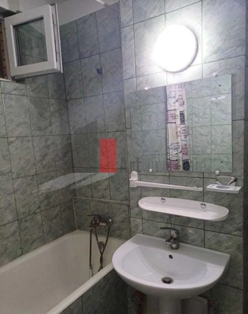 Apartament 2 camere Bd. Obregia - Apartamentul este complet renovat, fiind schimbate instalațiile electrice (pe cupru) și sanitare. Ușile, parchetul au fost înlocuite.Ușa de la intrare este metalică. Suprafața utilă totală de 50 mp include și suprafața balconului, de 6mp. Balconul este închis.
Bucătăria este spațioasă, iar în apartament a fost montat un aparat de aer condiționat.

Imobilul, izolat termic, este la 3 stații de autobuz de Stația de metrou Piața Sudului și Sun Plaza, adică la 10 minute cu mijloacele de transport. Grand Arena este la 2 distații.
STB: 72, 73, N105.

În apropiere sunt școlile 189 și 194, Piața Berceni Sud, Mega Image. 
Apartamentul se vinde mobilat și utilat.

Nu ezitați să mă contactați pentru informații sau stabilirea unei vizionări!