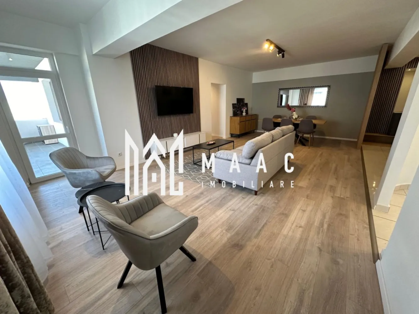Apartament 3 camere I 92mp I Etaj 3 I Balcon I Hipodrom II - MAAC Imobiliare ofera spre inchiriere apartament de 3 camere, renovat, complet mobilat si utilat, in zona Hipodrom II. Locuinta decomandata are suprafata utila de 92mp, se afla la etajul 3/4, si este alcatuita din living spatios cu zona de dining, 2 dormitoare, bucatarie inchisa cu toate facilitatile, baie moderna cu geam, baie de serviciu cu masina de spalat rufe, debara, hol si balcon. Aferent - loc de parcare propriu suprateran. Amplasamentul imobilului este unul avantajos, aflandu-se intr-o zona linistita, la 15-20 minute de mers pe jos de centru. Se percepe o chirie in avans si garantie in cuantumul unei chirii lunare. Disponibilitate imediata. Se inchiriaza de pe persoana juridica, la pretul de listare se va adauga TVA. Pentru persoanele fizice se pooate face o oferta cu TVA inclus. Pentru mai multe detalii, va rugam specificati telefonic: CP2259885