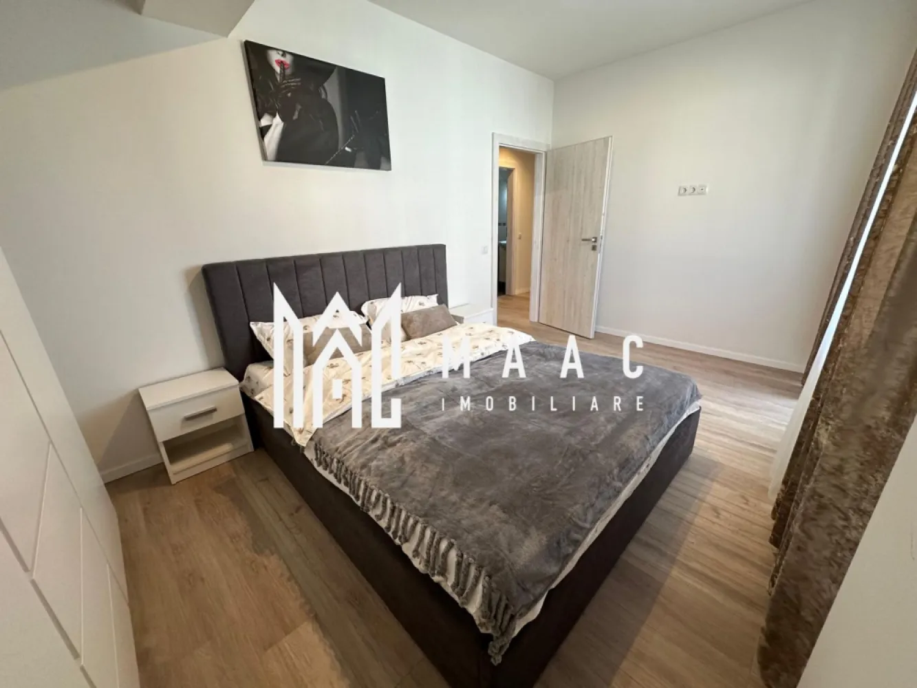 Apartament 3 camere I 92mp I Etaj 3 I Balcon I Hipodrom II - MAAC Imobiliare ofera spre inchiriere apartament de 3 camere, renovat, complet mobilat si utilat, in zona Hipodrom II. Locuinta decomandata are suprafata utila de 92mp, se afla la etajul 3/4, si este alcatuita din living spatios cu zona de dining, 2 dormitoare, bucatarie inchisa cu toate facilitatile, baie moderna cu geam, baie de serviciu cu masina de spalat rufe, debara, hol si balcon. Aferent - loc de parcare propriu suprateran. Amplasamentul imobilului este unul avantajos, aflandu-se intr-o zona linistita, la 15-20 minute de mers pe jos de centru. Se percepe o chirie in avans si garantie in cuantumul unei chirii lunare. Disponibilitate imediata. Se inchiriaza de pe persoana juridica, la pretul de listare se va adauga TVA. Pentru persoanele fizice se pooate face o oferta cu TVA inclus. Pentru mai multe detalii, va rugam specificati telefonic: CP2259885