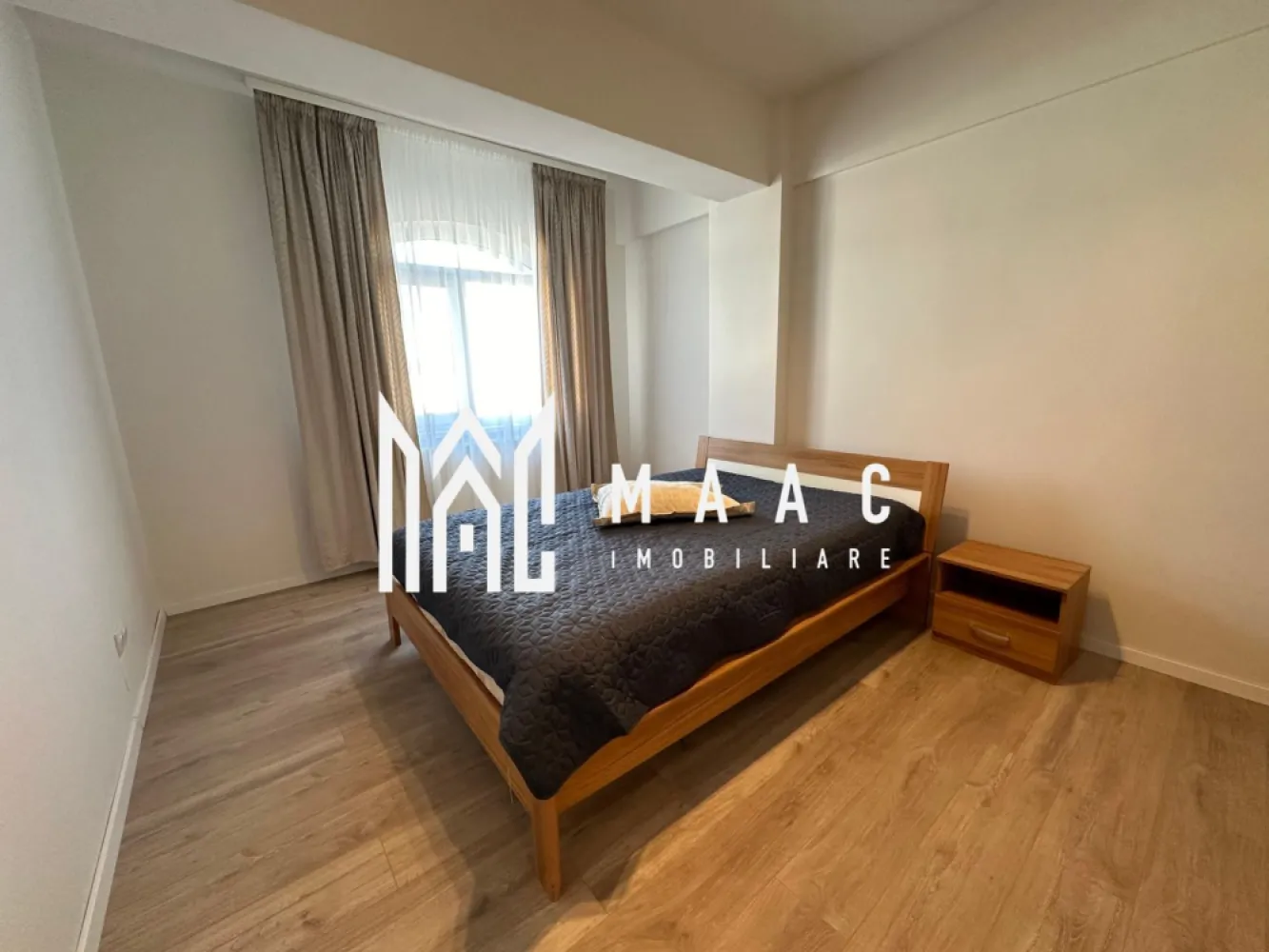 Apartament 3 camere I 92mp I Etaj 3 I Balcon I Hipodrom II - MAAC Imobiliare ofera spre inchiriere apartament de 3 camere, renovat, complet mobilat si utilat, in zona Hipodrom II. Locuinta decomandata are suprafata utila de 92mp, se afla la etajul 3/4, si este alcatuita din living spatios cu zona de dining, 2 dormitoare, bucatarie inchisa cu toate facilitatile, baie moderna cu geam, baie de serviciu cu masina de spalat rufe, debara, hol si balcon. Aferent - loc de parcare propriu suprateran. Amplasamentul imobilului este unul avantajos, aflandu-se intr-o zona linistita, la 15-20 minute de mers pe jos de centru. Se percepe o chirie in avans si garantie in cuantumul unei chirii lunare. Disponibilitate imediata. Se inchiriaza de pe persoana juridica, la pretul de listare se va adauga TVA. Pentru persoanele fizice se pooate face o oferta cu TVA inclus. Pentru mai multe detalii, va rugam specificati telefonic: CP2259885