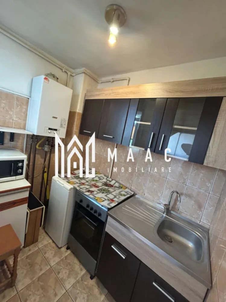 Apartament 1 camera I City Residence I Balcon - MAAC Imobiliare vă propune spre vânzare o garsonieră, situată la etajul 3 al unui imobil cu 4 etaje, în zona Gării.

 Detalii proprietate
Suprafață utilă: 24 mp + balcon
Compartimentare: cameră, bucătărie, baie, balcon
Etaj: 3/4
Necesită renovare – ideal pentru amenajare după propriul gust

📍 Avantaje
Zonă excelentă, cu acces rapid către punctele de interes
În apropiere de gară, mijloace de transport în comun, magazine (Penny, Mega), farmacii și școli
Potrivită pentru investiție (închiriere) sau locuință proprie
Priveliște plăcută, ideală pentru relaxare
Pentru mai multe detalii și programarea unei vizionări, vă rugăm să precizați telefonic că ați văzut anunțul: CP3113376