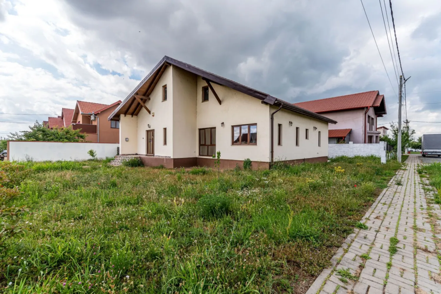 Casă 2022 în Vladimirescu, la 5 minute de Arad | 4 Camere - Casă modernă pe structură de lemn, 4 camere, 3 băi, Vladimirescu – Cartierul Tineretului | La doar câteva minute de Arad

Vă prezentăm o proprietate modernă și eficientă energetic, construită în 2022, situată în Vladimirescu, Cartierul Tineretului, într-o zonă liniștită și foarte aproape de Arad – ideală pentru cei care își doresc confort, spațiu și acces rapid către oraș.

✅ Suprafață utilă: 117 mp
✅ Teren: 500 mp
✅ Regim: Parter
✅ 4 camere
✅ 3 dormitoare
✅ 3 băi – un avantaj extrem de important pentru confortul unei familii
✅ Construcție pe structură de lemn – eficiență energetică ridicată și costuri reduse de întreținere
✅ Construită în 2022

Poziționarea este unul dintre marile avantaje ale acestei proprietăți: beneficiați de liniștea unei zone rezidențiale, dar în același timp sunteți foarte aproape de Arad, cu acces rapid către toate punctele de interes ale orașului.

💶 Preț: 149.900 Euro - COMISION 0

📞 Lucian Marc – Consultant Imobiliar Acasa Arad
Telefon: 0746093329

🏢 ACASA | Agenție Imobiliară Arad
📍 Bulevardul Decebal 2, Arad 310133

💬 Nu dispui de toată suma? Te ajutăm noi gratuit! Îți obținem oferte de la 16 bănci.

📈 Ai o proprietate de vânzare în Arad și vrei să știi cât valorează cu adevărat?
Sună-mă pentru o evaluare gratuită, fără obligații.