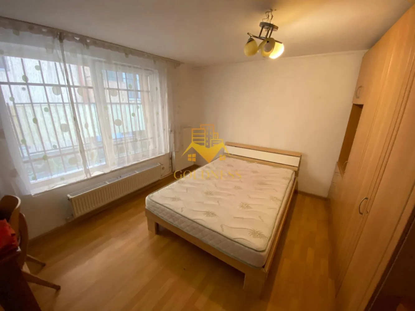 2 camere decomandate, Zona Leroy Merlin, Profi, Pet Friendly - GOLDNESS Imobiliare vă propune spre închiriere un apartament cu 2 camere complet mobilat și utilat, la parter într-un imobil de 3 etaje, în Cartierul Intre Lacuri.
Posibilitatea de a parca in Zona!
Se află în apropierea stațiilor de transport în comun, magazine, restaurante, spații verzi, farmacii, etc. 

Apartamentul este compartimentat astfel:
 - dormitor cu pat matrimonial, dulap, birou
 - dormitor cu pat matrimonial, dressing, noptiere
 - bucatarie complet utilată și mobilata, loc de servit masa 
 - baie cu cabina de dus, calorifer port prosop și dulap pentru depozitare.

Imobilul este dotat cu toate cele necesare- centrală proprie, frigider, aragaz, hotă, mașină de spălat haine, etc. 

Dacă sunteți interesați de acest apartament și doriți să îl vizionați, dar și pentru alte oferte nu ezitați să ne contactați telefonic sau prin e-mail. Vă stăm la dispoziție!
Pentru intermediere se percepe un comision de 50% din prețul chiriei!