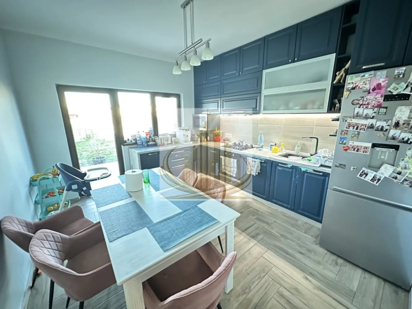 Duplex Dumbrăvița 5 camere 300 mp teren - Duplex modern în Dumbrăvița, zonă liniștită, aproape de Socar
Reprezentare exclusivă – Grand Mobilis Imobiliare

Grand Mobilis Imobiliare vă propune spre vânzare o jumătate de duplex situată într-o zonă excelentă din Dumbrăvița, ideală pentru o familie care își dorește confort, spațiu și acces rapid la facilități.

Imobilul are o suprafață utilă de 130 mp și un teren de 300 mp.

Compartimentarea este eficientă și bine gândită. La parter regăsim un living spațios, o bucătărie închisă, un birou sau dormitor, o baie, o cameră tehnică și o terasă acoperită. La etaj sunt trei dormitoare, două băi, dintre care una poate fi transformată în dressing, precum și acces către pod.

Construcția este realizată din cărămidă Porotherm și beneficiază de izolație exterioară de 10 cm. Proprietatea dispune de încălzire în pardoseală, aer condiționat de 24.000 BTU și două terase acoperite. Sunt disponibile toate utilitățile: gaz, curent, apă, canalizare și fibră optică. Accesul se face pe stradă asfaltată.

Locația este foarte bună, la aproximativ 600 de metri de magazine și benzinărie, la 10 minute de mers pe jos până la pădure și lac și la aproximativ 15 minute de parc, primărie și farmacii.

Imobilul se vinde parțial mobilat sau nemobilat, în funcție de preferințe.

Proprietatea este spațioasă, bine poziționată și pregătită pentru mutare imediată.

Stati de tranport scolar langa imobil.

Pentru detalii și programări vizionări, sunați la:
(telefon)

Grand Mobilis Imobiliare
Consultanță profesionistă. Rezultate reale.
ID Intern CP3017805