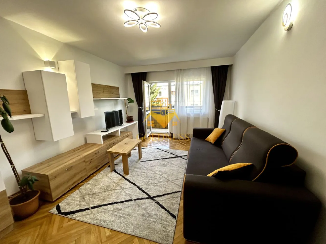 3 camere decomandate, UMF, USAMV, Regina Maria, Louis Pasteur, Zorilor - GOLDNESS Imobiliare vă propune spre închiriere un apartament cu 3 camere decomandate, complet mobilat și utilat, la etajul 3 într-un imobil de 4 etaje, în cartierul Zorilor
Este posibilitare de in zona!
Apartamentul este compartimentat astfel:
 - un dormitor cu pat matrimonial, dressing, noptiere.
 - doua dormitoare cu canapele extensibile, dulapuri, birouri, comoda tv
 - 2 bai, una cu casa si una cu dus portabil, calorifer port prosop inox și dulap pentru depozitare.
 - bucătăria complet utilată si mobilata, loc de servit masa,
 - balcon de 5 mp.
 
Imobilul este dotat cu toate cele necesare- centrală proprie, frigider, aragaz, hotă, mașină de spălat haine si vase, etc. 

Dacă sunteți interesați de acest apartament și doriți să îl vizionați, dar și pentru alte oferte nu ezitați să ne contactați telefonic sau prin e-mail. Vă stăm la dispoziție!
Pentru intermediere se percepe un comision de 50% din prețul chiriei!