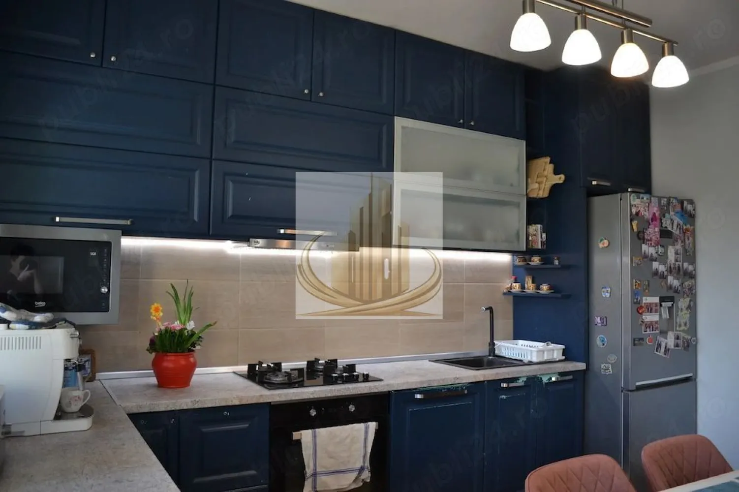 Duplex Dumbrăvița 5 camere 300 mp teren - Duplex modern în Dumbrăvița, zonă liniștită, aproape de Socar
Reprezentare exclusivă – Grand Mobilis Imobiliare

Grand Mobilis Imobiliare vă propune spre vânzare o jumătate de duplex situată într-o zonă excelentă din Dumbrăvița, ideală pentru o familie care își dorește confort, spațiu și acces rapid la facilități.

Imobilul are o suprafață utilă de 130 mp și un teren de 300 mp.

Compartimentarea este eficientă și bine gândită. La parter regăsim un living spațios, o bucătărie închisă, un birou sau dormitor, o baie, o cameră tehnică și o terasă acoperită. La etaj sunt trei dormitoare, două băi, dintre care una poate fi transformată în dressing, precum și acces către pod.

Construcția este realizată din cărămidă Porotherm și beneficiază de izolație exterioară de 10 cm. Proprietatea dispune de încălzire în pardoseală, aer condiționat de 24.000 BTU și două terase acoperite. Sunt disponibile toate utilitățile: gaz, curent, apă, canalizare și fibră optică. Accesul se face pe stradă asfaltată.

Locația este foarte bună, la aproximativ 600 de metri de magazine și benzinărie, la 10 minute de mers pe jos până la pădure și lac și la aproximativ 15 minute de parc, primărie și farmacii.

Imobilul se vinde parțial mobilat sau nemobilat, în funcție de preferințe.

Proprietatea este spațioasă, bine poziționată și pregătită pentru mutare imediată.

Stati de tranport scolar langa imobil.

Pentru detalii și programări vizionări, sunați la:
(telefon)

Grand Mobilis Imobiliare
Consultanță profesionistă. Rezultate reale.
ID Intern CP3017805
