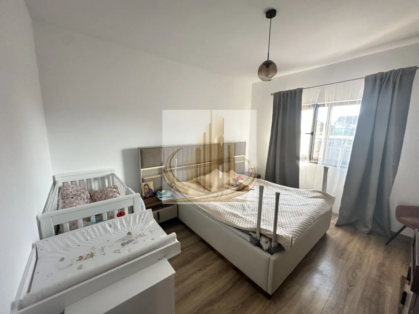 Duplex Dumbrăvița 5 camere 300 mp teren - Duplex modern în Dumbrăvița, zonă liniștită, aproape de Socar
Reprezentare exclusivă – Grand Mobilis Imobiliare

Grand Mobilis Imobiliare vă propune spre vânzare o jumătate de duplex situată într-o zonă excelentă din Dumbrăvița, ideală pentru o familie care își dorește confort, spațiu și acces rapid la facilități.

Imobilul are o suprafață utilă de 130 mp și un teren de 300 mp.

Compartimentarea este eficientă și bine gândită. La parter regăsim un living spațios, o bucătărie închisă, un birou sau dormitor, o baie, o cameră tehnică și o terasă acoperită. La etaj sunt trei dormitoare, două băi, dintre care una poate fi transformată în dressing, precum și acces către pod.

Construcția este realizată din cărămidă Porotherm și beneficiază de izolație exterioară de 10 cm. Proprietatea dispune de încălzire în pardoseală, aer condiționat de 24.000 BTU și două terase acoperite. Sunt disponibile toate utilitățile: gaz, curent, apă, canalizare și fibră optică. Accesul se face pe stradă asfaltată.

Locația este foarte bună, la aproximativ 600 de metri de magazine și benzinărie, la 10 minute de mers pe jos până la pădure și lac și la aproximativ 15 minute de parc, primărie și farmacii.

Imobilul se vinde parțial mobilat sau nemobilat, în funcție de preferințe.

Proprietatea este spațioasă, bine poziționată și pregătită pentru mutare imediată.

Stati de tranport scolar langa imobil.

Pentru detalii și programări vizionări, sunați la:
(telefon)

Grand Mobilis Imobiliare
Consultanță profesionistă. Rezultate reale.
ID Intern CP3017805