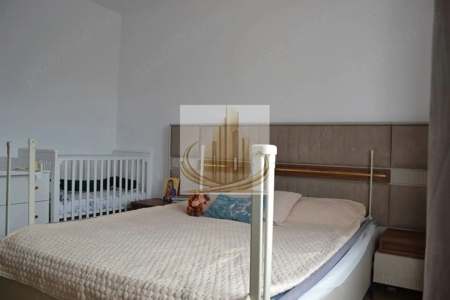 Duplex Dumbrăvița 5 camere 300 mp teren - Duplex modern în Dumbrăvița, zonă liniștită, aproape de Socar
Reprezentare exclusivă – Grand Mobilis Imobiliare

Grand Mobilis Imobiliare vă propune spre vânzare o jumătate de duplex situată într-o zonă excelentă din Dumbrăvița, ideală pentru o familie care își dorește confort, spațiu și acces rapid la facilități.

Imobilul are o suprafață utilă de 130 mp și un teren de 300 mp.

Compartimentarea este eficientă și bine gândită. La parter regăsim un living spațios, o bucătărie închisă, un birou sau dormitor, o baie, o cameră tehnică și o terasă acoperită. La etaj sunt trei dormitoare, două băi, dintre care una poate fi transformată în dressing, precum și acces către pod.

Construcția este realizată din cărămidă Porotherm și beneficiază de izolație exterioară de 10 cm. Proprietatea dispune de încălzire în pardoseală, aer condiționat de 24.000 BTU și două terase acoperite. Sunt disponibile toate utilitățile: gaz, curent, apă, canalizare și fibră optică. Accesul se face pe stradă asfaltată.

Locația este foarte bună, la aproximativ 600 de metri de magazine și benzinărie, la 10 minute de mers pe jos până la pădure și lac și la aproximativ 15 minute de parc, primărie și farmacii.

Imobilul se vinde parțial mobilat sau nemobilat, în funcție de preferințe.

Proprietatea este spațioasă, bine poziționată și pregătită pentru mutare imediată.

Stati de tranport scolar langa imobil.

Pentru detalii și programări vizionări, sunați la:
(telefon)

Grand Mobilis Imobiliare
Consultanță profesionistă. Rezultate reale.
ID Intern CP3017805