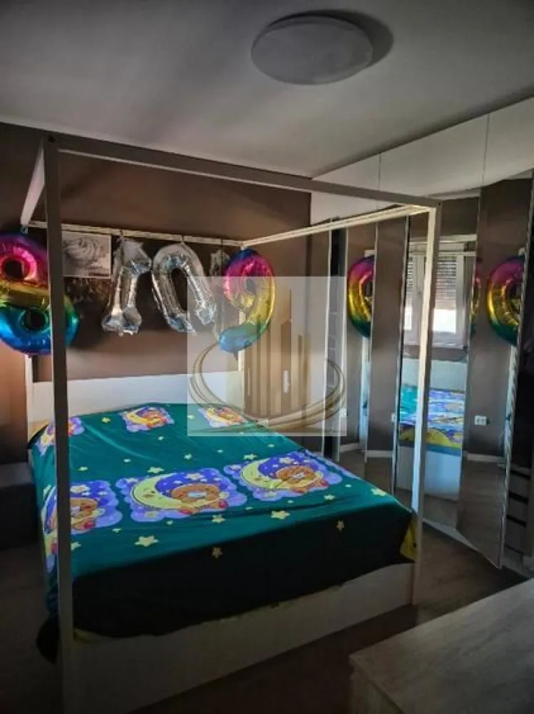 Duplex modern complet mobilat și utilat, curte amenajată - DUMBRAVITA - Grand Mobilis Imobiliare vă propune spre vânzare un duplex complet mobilat și utilat, situat într-o zonă liniștită din Dumbrăvița.

Proprietatea dispune de un teren în suprafață de 324 mp și o suprafață utilă de 102 mp, fiind compartimentată eficient astfel:

Parter:

Living open space cu bucătărie
Baie
Cameră tehnică

Etaj:

3 dormitoare
Baie

Construcția este realizată pe structură de beton, cu pereți din cărămidă, placă de beton între etaje și pod din lemn cu scară de acces. Izolația exterioară este realizată cu polistiren, iar podul este izolat cu vată de sticlă.

Utilități:

Gaz
Curent electric
Fibra optică
Fosă septică (canalizarea disponibilă la poartă)

Dotări și finisaje:

Parchet la parter și etaj
Gresie în băi și pe casa scării
Bucătărie complet utilată: frigider, cuptor, plită, cuptor cu microunde, mașină de spălat vase, chiuvetă și baterie
Living cu TV LED Samsung (146 cm)
Centrală termică Ariston
Aer condiționat LG
Mașină de spălat rufe Candy cu uscător
TV în dormitoare (108 cm)
Rulouri la etaj

Exterior:

Terasă mobilată (masă + colțar)
Anexă cu bucătărie de vară și spațiu de depozitare
Masă multifuncțională (biliard / hochei / ping-pong)
Sistem automat de irigație + foraj propriu
Curte amenajată cu beton amprentat

Pentru mai multe detalii sau programarea unei vizionări, echipa Grand Mobilis Imobiliare vă stă la dispoziție. 
ID Intern: CP3019892