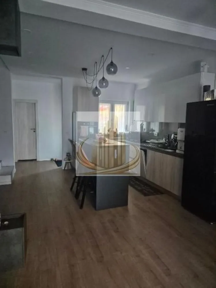 Duplex modern complet mobilat și utilat, curte amenajată - DUMBRAVITA - Grand Mobilis Imobiliare vă propune spre vânzare un duplex complet mobilat și utilat, situat într-o zonă liniștită din Dumbrăvița.

Proprietatea dispune de un teren în suprafață de 324 mp și o suprafață utilă de 102 mp, fiind compartimentată eficient astfel:

Parter:

Living open space cu bucătărie
Baie
Cameră tehnică

Etaj:

3 dormitoare
Baie

Construcția este realizată pe structură de beton, cu pereți din cărămidă, placă de beton între etaje și pod din lemn cu scară de acces. Izolația exterioară este realizată cu polistiren, iar podul este izolat cu vată de sticlă.

Utilități:

Gaz
Curent electric
Fibra optică
Fosă septică (canalizarea disponibilă la poartă)

Dotări și finisaje:

Parchet la parter și etaj
Gresie în băi și pe casa scării
Bucătărie complet utilată: frigider, cuptor, plită, cuptor cu microunde, mașină de spălat vase, chiuvetă și baterie
Living cu TV LED Samsung (146 cm)
Centrală termică Ariston
Aer condiționat LG
Mașină de spălat rufe Candy cu uscător
TV în dormitoare (108 cm)
Rulouri la etaj

Exterior:

Terasă mobilată (masă + colțar)
Anexă cu bucătărie de vară și spațiu de depozitare
Masă multifuncțională (biliard / hochei / ping-pong)
Sistem automat de irigație + foraj propriu
Curte amenajată cu beton amprentat

Pentru mai multe detalii sau programarea unei vizionări, echipa Grand Mobilis Imobiliare vă stă la dispoziție. 
ID Intern: CP3019892