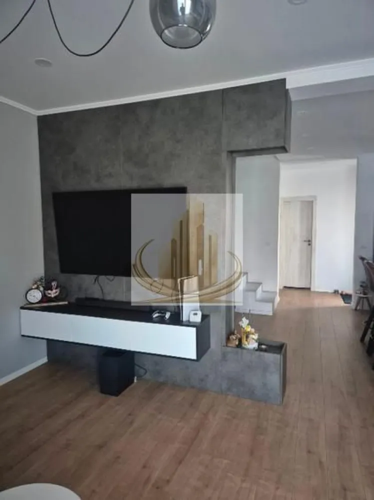 Duplex modern complet mobilat și utilat, curte amenajată - DUMBRAVITA - Grand Mobilis Imobiliare vă propune spre vânzare un duplex complet mobilat și utilat, situat într-o zonă liniștită din Dumbrăvița.

Proprietatea dispune de un teren în suprafață de 324 mp și o suprafață utilă de 102 mp, fiind compartimentată eficient astfel:

Parter:

Living open space cu bucătărie
Baie
Cameră tehnică

Etaj:

3 dormitoare
Baie

Construcția este realizată pe structură de beton, cu pereți din cărămidă, placă de beton între etaje și pod din lemn cu scară de acces. Izolația exterioară este realizată cu polistiren, iar podul este izolat cu vată de sticlă.

Utilități:

Gaz
Curent electric
Fibra optică
Fosă septică (canalizarea disponibilă la poartă)

Dotări și finisaje:

Parchet la parter și etaj
Gresie în băi și pe casa scării
Bucătărie complet utilată: frigider, cuptor, plită, cuptor cu microunde, mașină de spălat vase, chiuvetă și baterie
Living cu TV LED Samsung (146 cm)
Centrală termică Ariston
Aer condiționat LG
Mașină de spălat rufe Candy cu uscător
TV în dormitoare (108 cm)
Rulouri la etaj

Exterior:

Terasă mobilată (masă + colțar)
Anexă cu bucătărie de vară și spațiu de depozitare
Masă multifuncțională (biliard / hochei / ping-pong)
Sistem automat de irigație + foraj propriu
Curte amenajată cu beton amprentat

Pentru mai multe detalii sau programarea unei vizionări, echipa Grand Mobilis Imobiliare vă stă la dispoziție. 
ID Intern: CP3019892