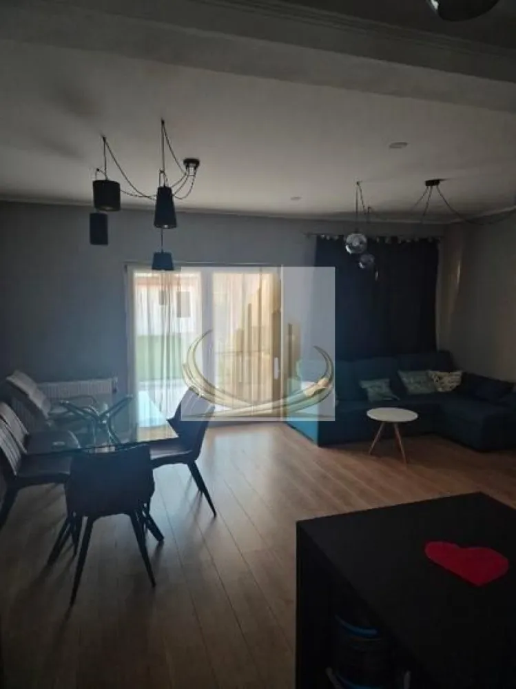 Duplex modern complet mobilat și utilat, curte amenajată - DUMBRAVITA - Grand Mobilis Imobiliare vă propune spre vânzare un duplex complet mobilat și utilat, situat într-o zonă liniștită din Dumbrăvița.

Proprietatea dispune de un teren în suprafață de 324 mp și o suprafață utilă de 102 mp, fiind compartimentată eficient astfel:

Parter:

Living open space cu bucătărie
Baie
Cameră tehnică

Etaj:

3 dormitoare
Baie

Construcția este realizată pe structură de beton, cu pereți din cărămidă, placă de beton între etaje și pod din lemn cu scară de acces. Izolația exterioară este realizată cu polistiren, iar podul este izolat cu vată de sticlă.

Utilități:

Gaz
Curent electric
Fibra optică
Fosă septică (canalizarea disponibilă la poartă)

Dotări și finisaje:

Parchet la parter și etaj
Gresie în băi și pe casa scării
Bucătărie complet utilată: frigider, cuptor, plită, cuptor cu microunde, mașină de spălat vase, chiuvetă și baterie
Living cu TV LED Samsung (146 cm)
Centrală termică Ariston
Aer condiționat LG
Mașină de spălat rufe Candy cu uscător
TV în dormitoare (108 cm)
Rulouri la etaj

Exterior:

Terasă mobilată (masă + colțar)
Anexă cu bucătărie de vară și spațiu de depozitare
Masă multifuncțională (biliard / hochei / ping-pong)
Sistem automat de irigație + foraj propriu
Curte amenajată cu beton amprentat

Pentru mai multe detalii sau programarea unei vizionări, echipa Grand Mobilis Imobiliare vă stă la dispoziție. 
ID Intern: CP3019892
