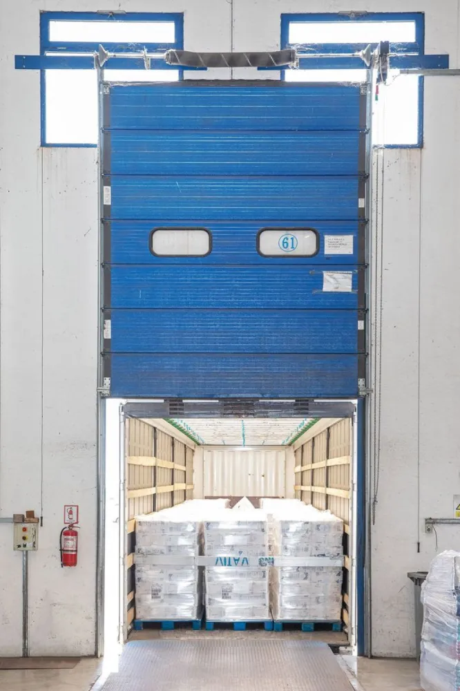 Spațiu logistic flexibil, 500-1 500 mp. Comision 0%. - Oportunitate de închiriere spațiu de depozitare și logistic în #Borș, #Oradea, #Bihor. 500 mp, 1 000 mp sau 1 500 mp. Pret: 4 Euro/mp (negociabil). Fără comision pentru chiriaș.

Caracteristici:
- Parțial încălzit
- Rampe hidraulice
- Facilități moderne, inclusiv băi și loc de luat masa pentru personal.
- Pază 24/7, bariere acces.
- Toate utilitățile și avizele disponibile.

Oferim servicii logistice diverse la cerere:
- Încărcare și descărcare
- Picking
- Pregătire marfă

Contact: 0751 254 234 Flavius Bunoiu